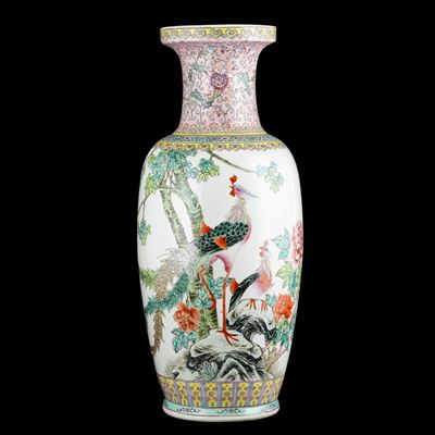 Cina, Vaso in porcellana Famiglia Rosa con fenice, decori floreali e ruyi