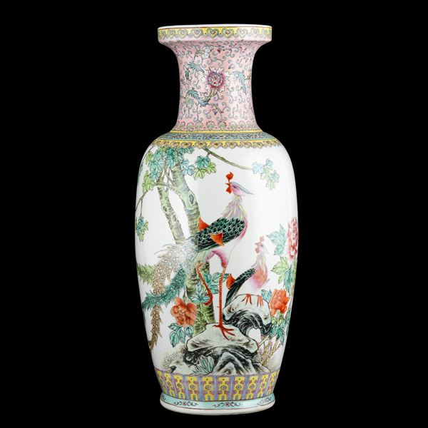 Vaso in porcellana Famiglia Rosa raffigurante fenice con decori a motivi floreali e ruyi, Cina, Repubblica