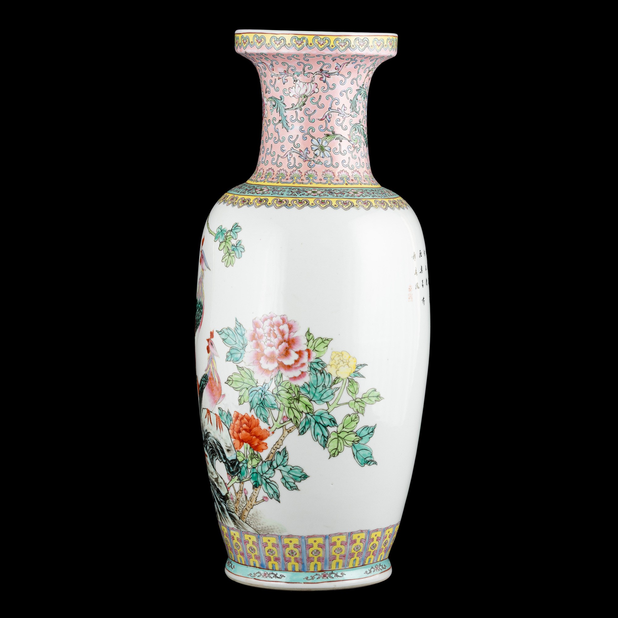 Cina, Vaso in porcellana Famiglia Rosa con fenice, decori floreali e ruyi