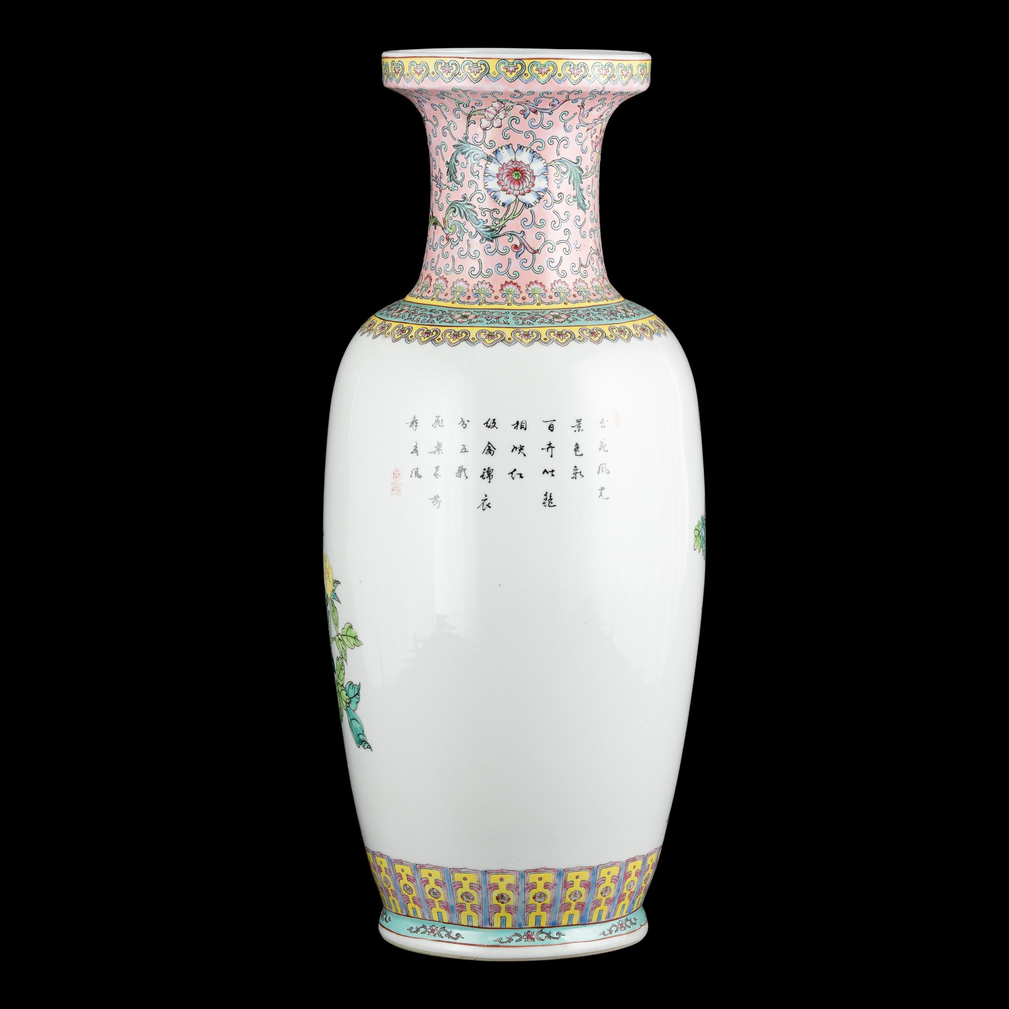 Cina, Vaso in porcellana Famiglia Rosa con fenice, decori floreali e ruyi