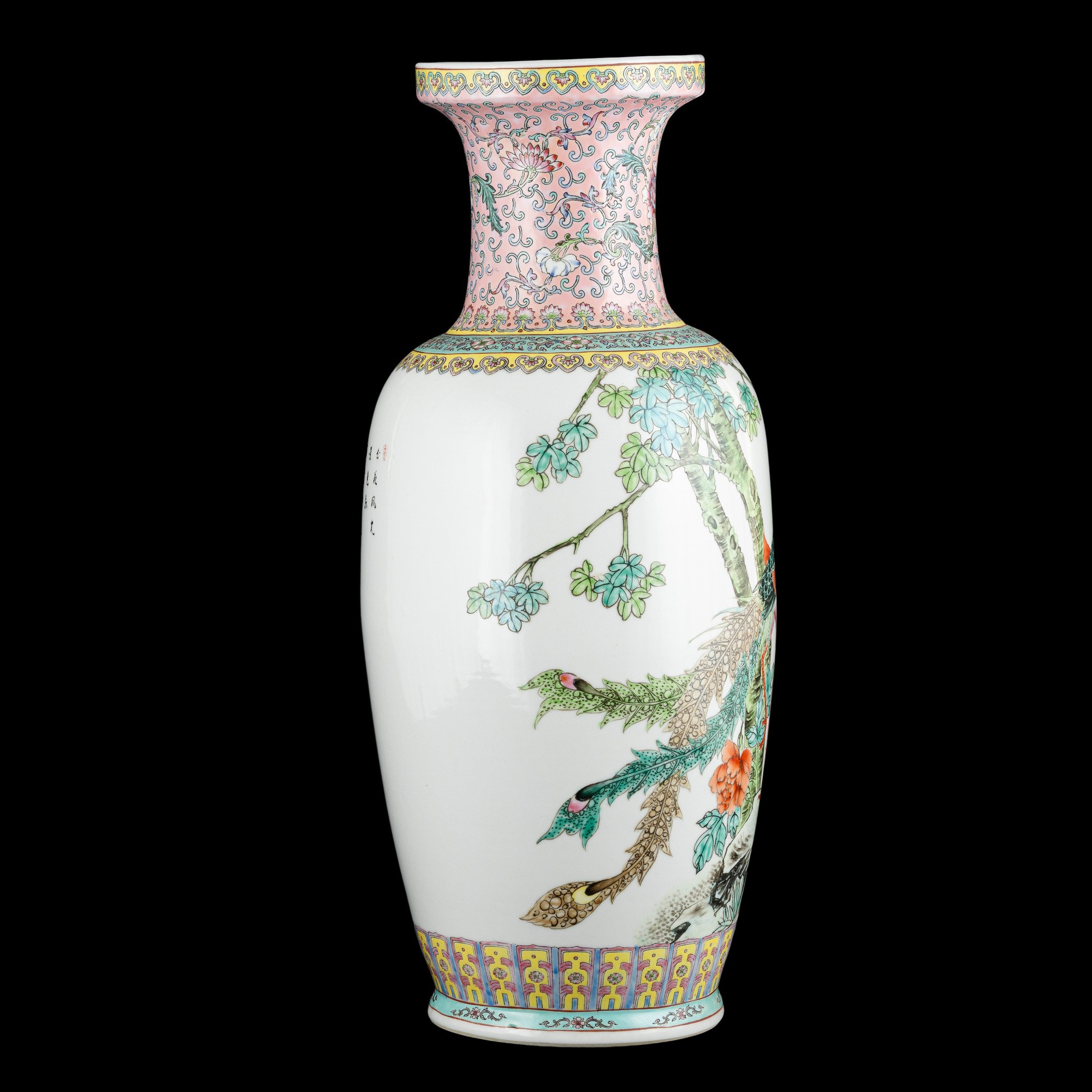 Cina, Vaso in porcellana Famiglia Rosa con fenice, decori floreali e ruyi