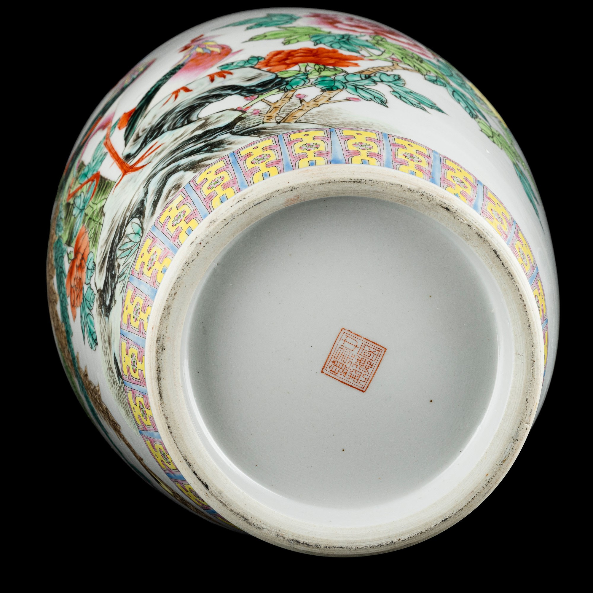 Cina, Vaso in porcellana Famiglia Rosa con fenice, decori floreali e ruyi
