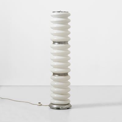 Lampada da terra, struttura in metallo cromato e vetro opalino (produzione italiana, ca. 1960)