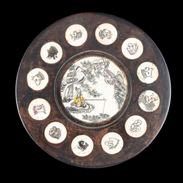 Lotto composto da buccola e placca rotonda per Feng Shui in legno e osso dipinto, Cina, XX secolo