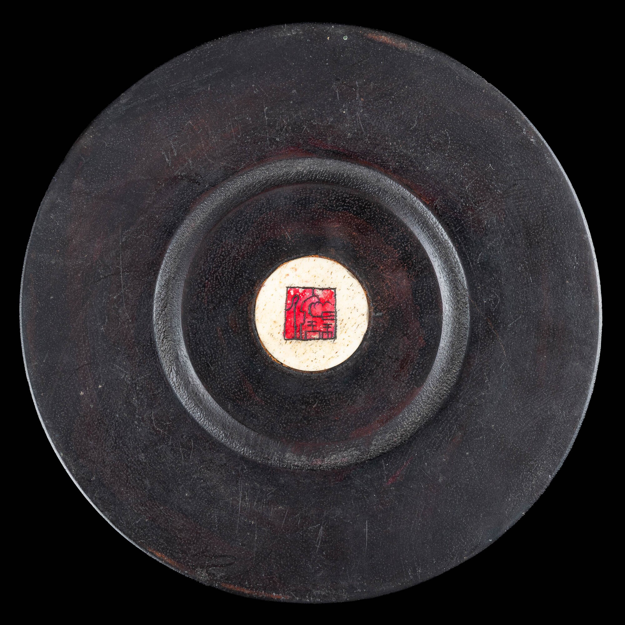 Cina, Buccola e placca rotonda per Feng Shui, legno e osso dipinto, XX secolo