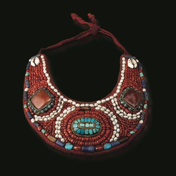 Collana con perle, conchiglie e pietre dure, Tibet, XX secolo