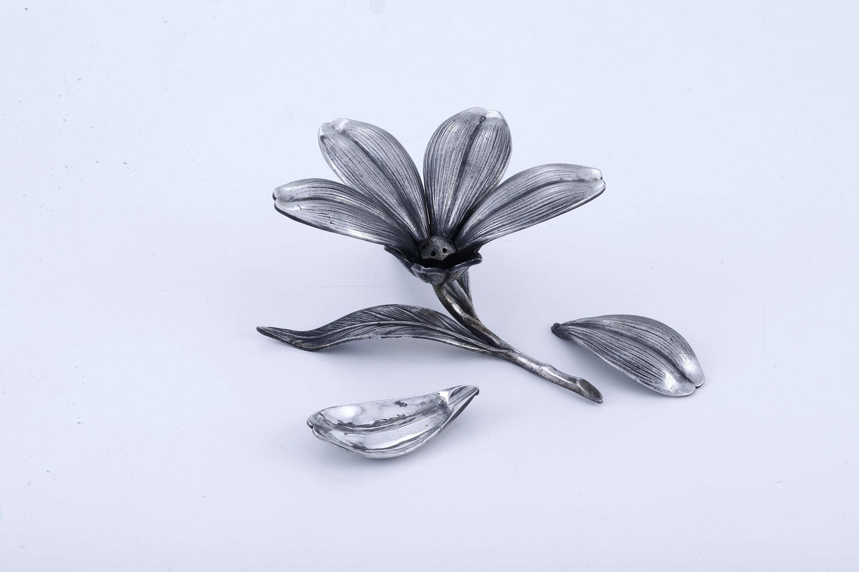 Posacenere da cocktail a forma di fiore con petali rimovibili, metallo argentato, Italia anni '70
