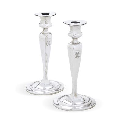 Tiffany, Coppia di candelieri, argento 925 cesellato e fuso (USA, 1910)