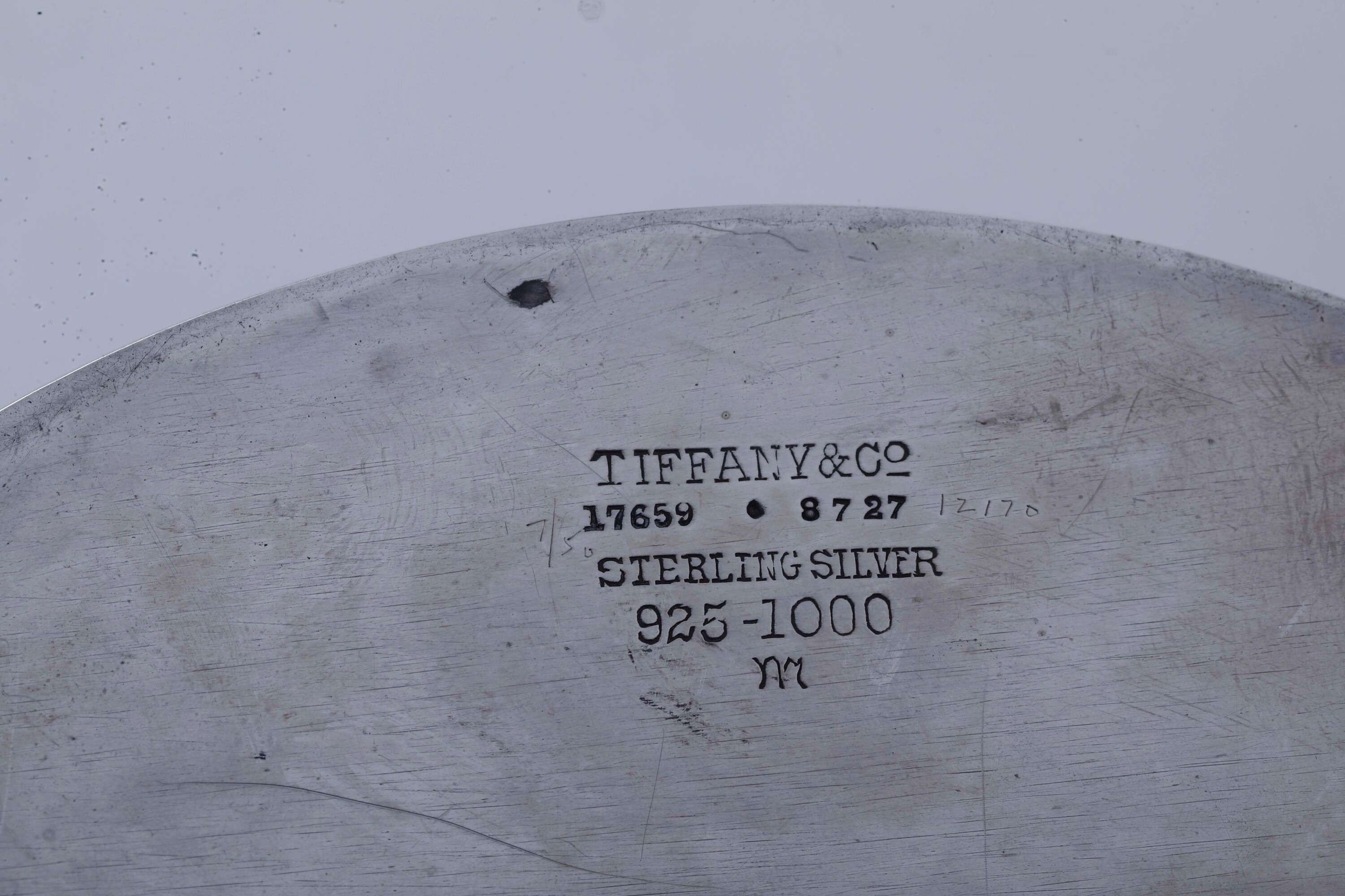 Tiffany, Coppia di candelieri, argento 925 cesellato e fuso (USA, 1910)