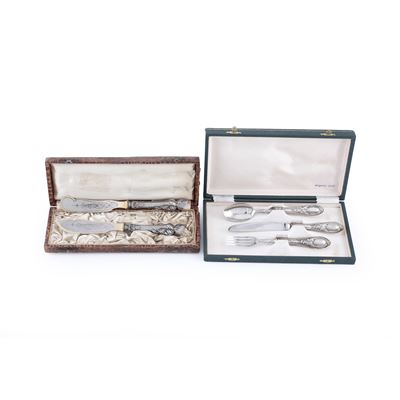 Cofanetti di posate in argento e argento dorato, con due coltelli e set forchetta–cucchiaio–colte...