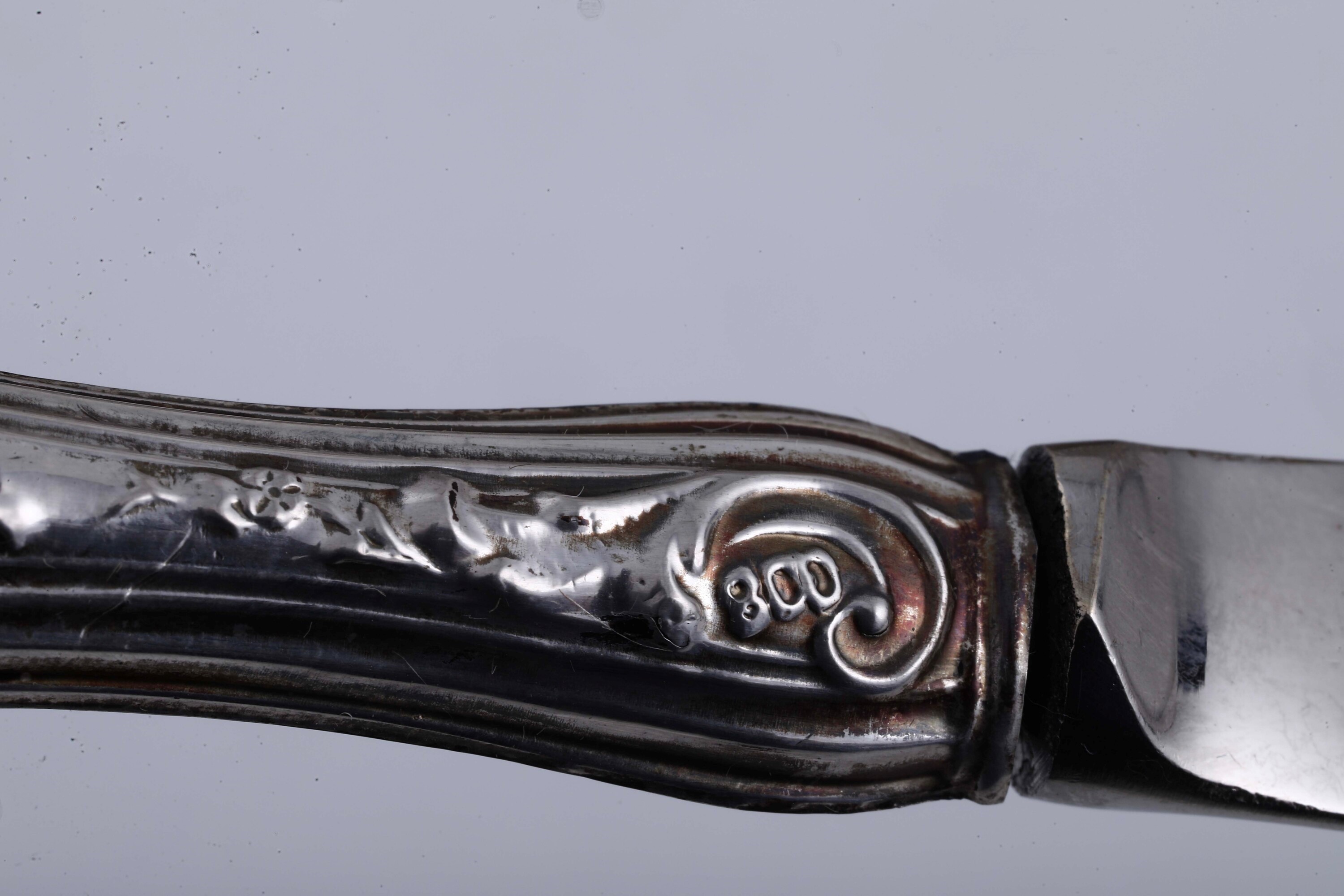 Cofanetti di posate in argento e argento dorato, con due coltelli e set forchetta–cucchiaio–colte...