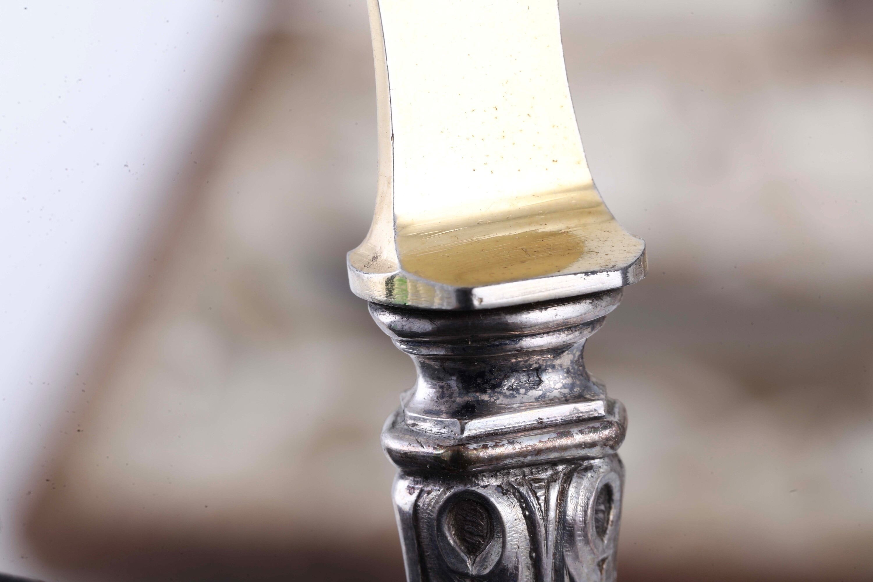 Cofanetti di posate in argento e argento dorato, con due coltelli e set forchetta–cucchiaio–colte...