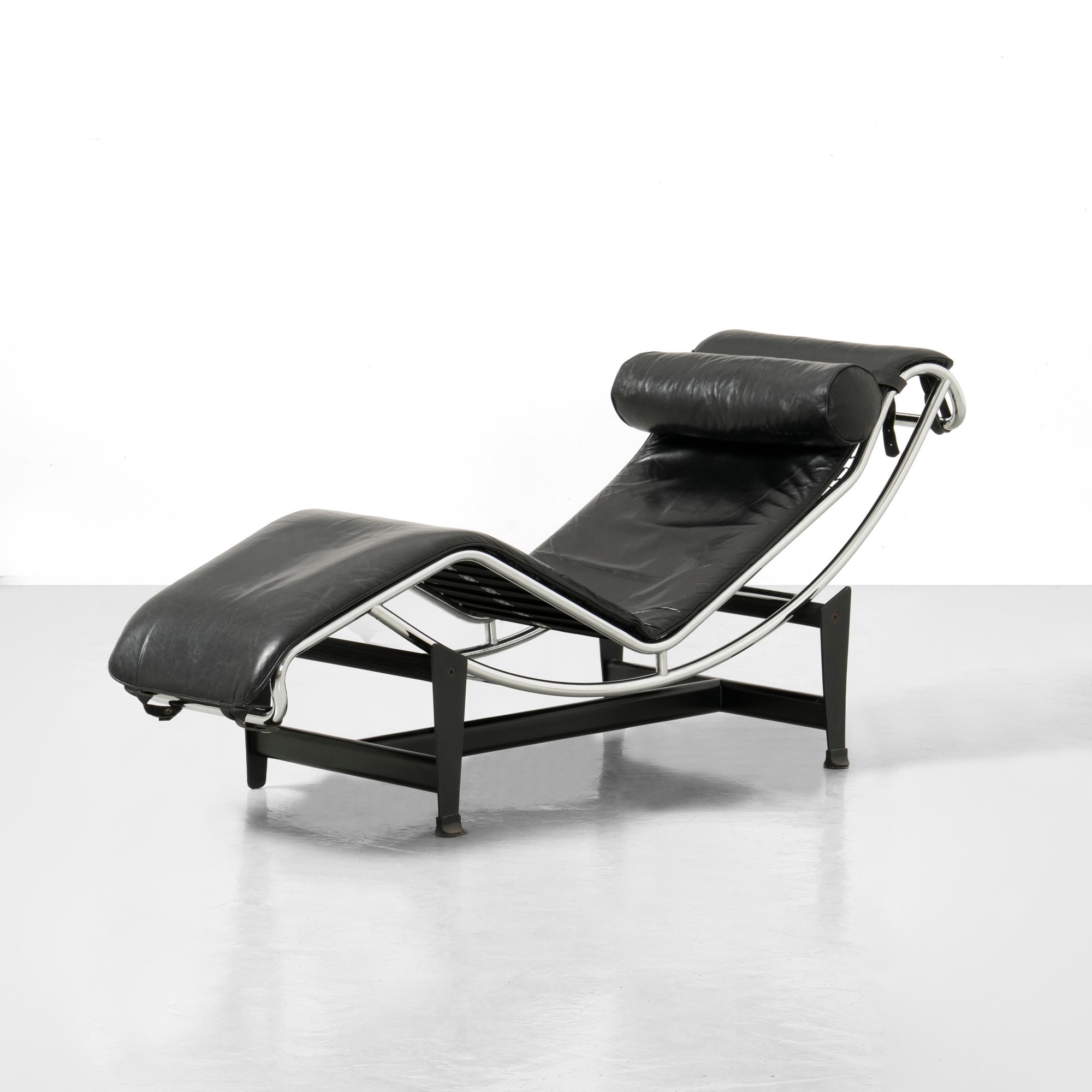 Chaise longue, struttura in metallo cromato e rivestimento in cuoio (produzione circa 1990)