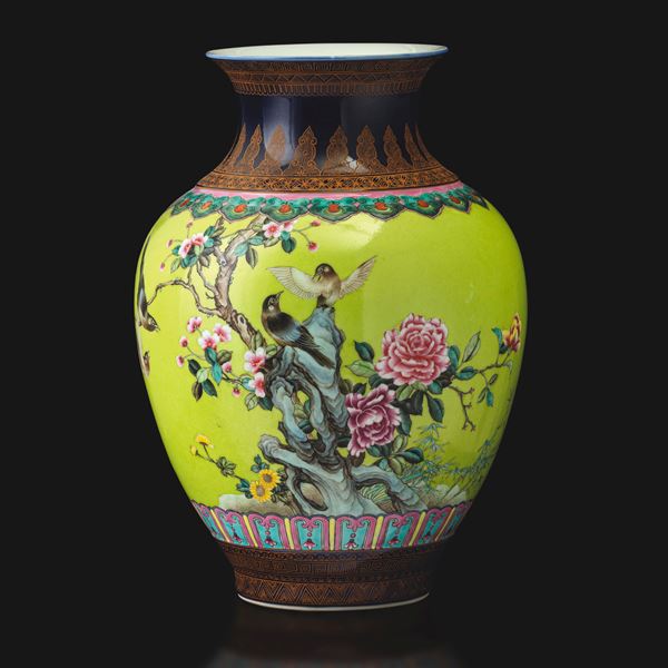 Vaso in porcellana Famiglia Rosa a soggetto naturalistico raffiguranti fiori e volatili, Cina, XX secolo
