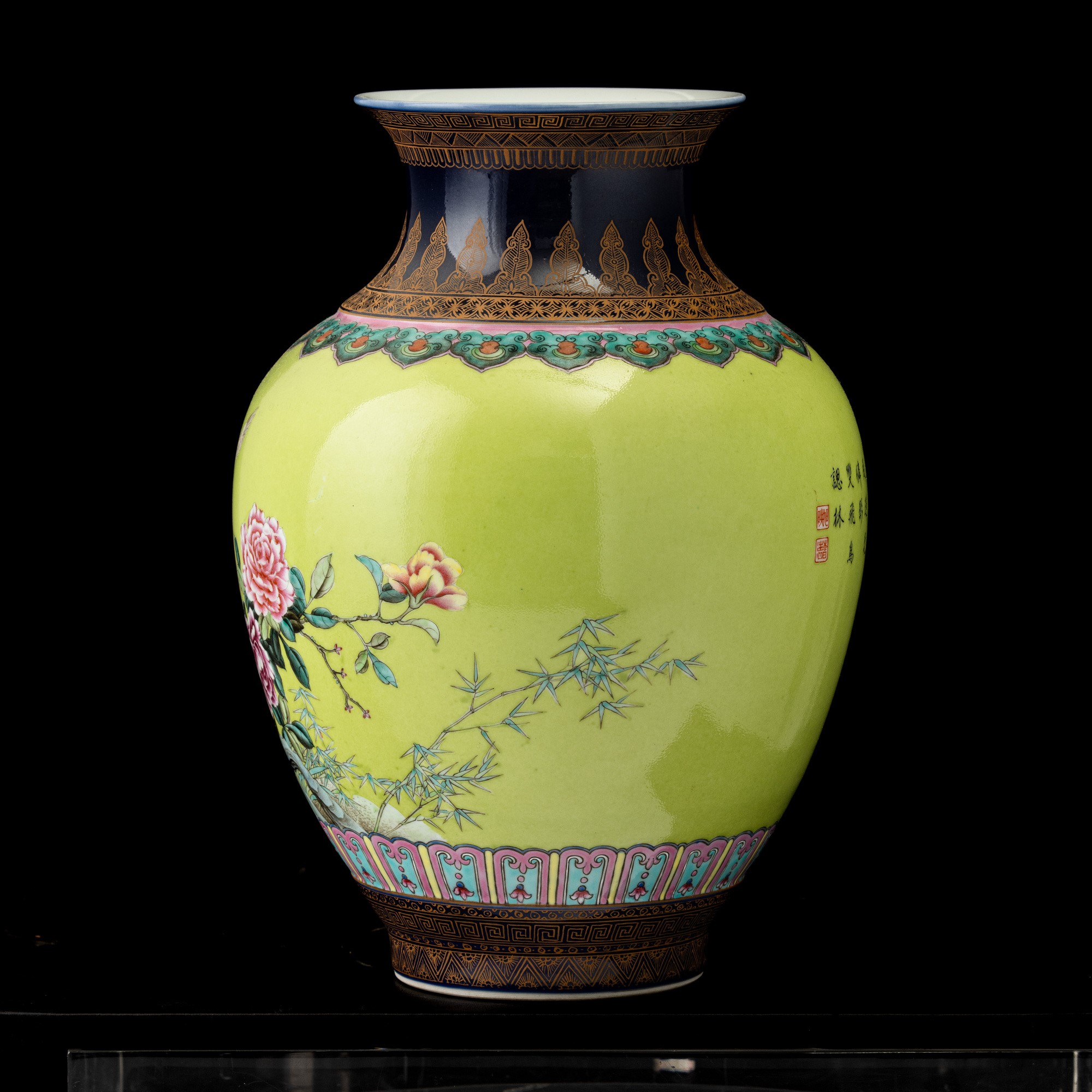 Vaso in porcellana Famiglia Rosa a soggetto naturalistico con fiori e volatili, Cina, XX secolo