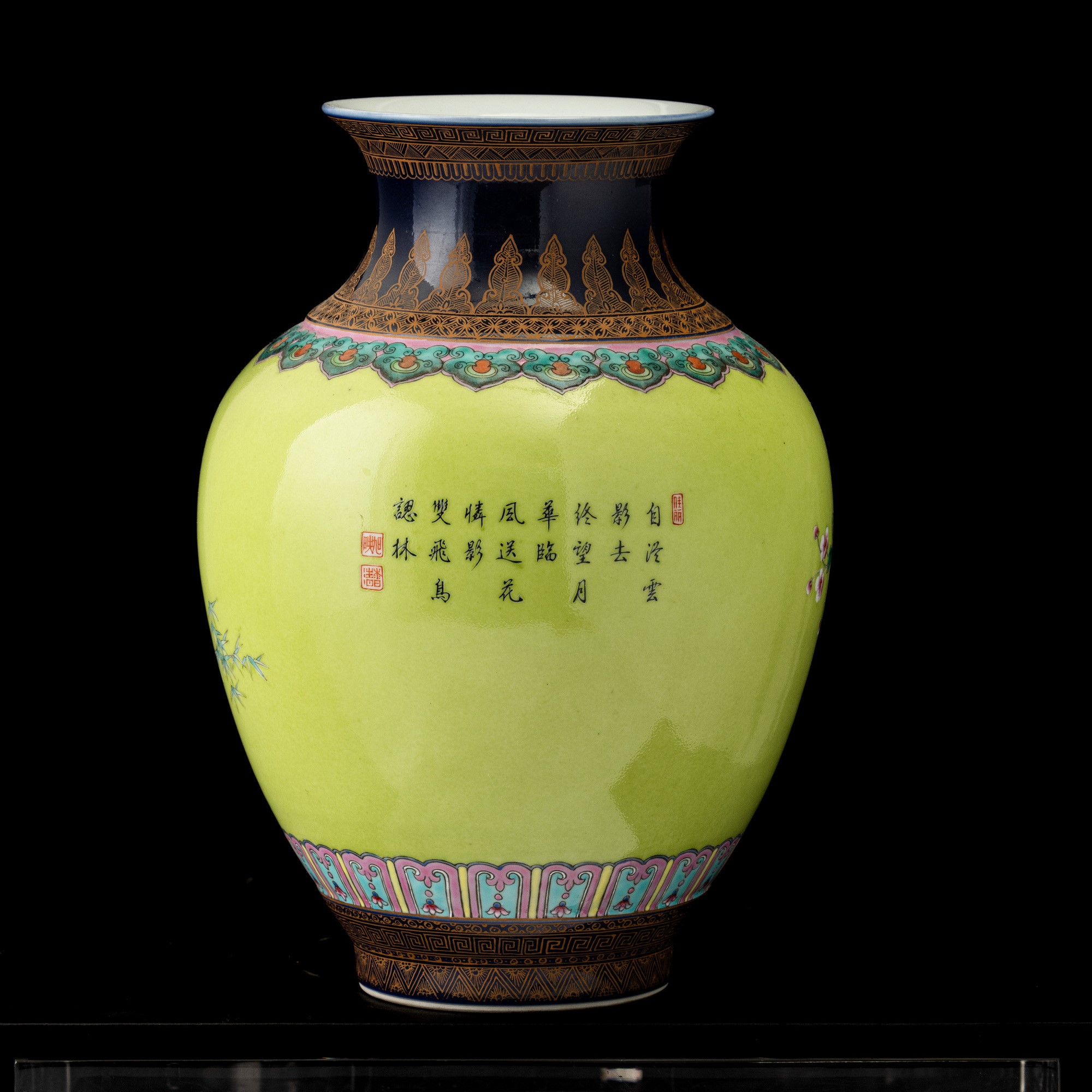 Vaso in porcellana Famiglia Rosa a soggetto naturalistico con fiori e volatili, Cina, XX secolo