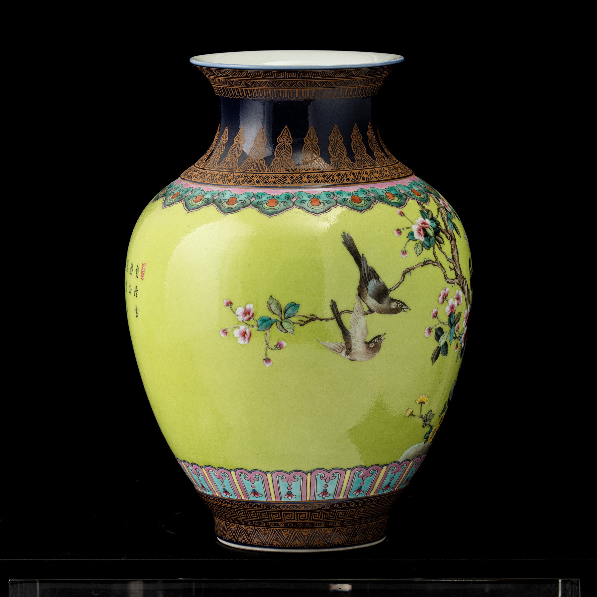 Vaso in porcellana Famiglia Rosa a soggetto naturalistico con fiori e volatili, Cina, XX secolo