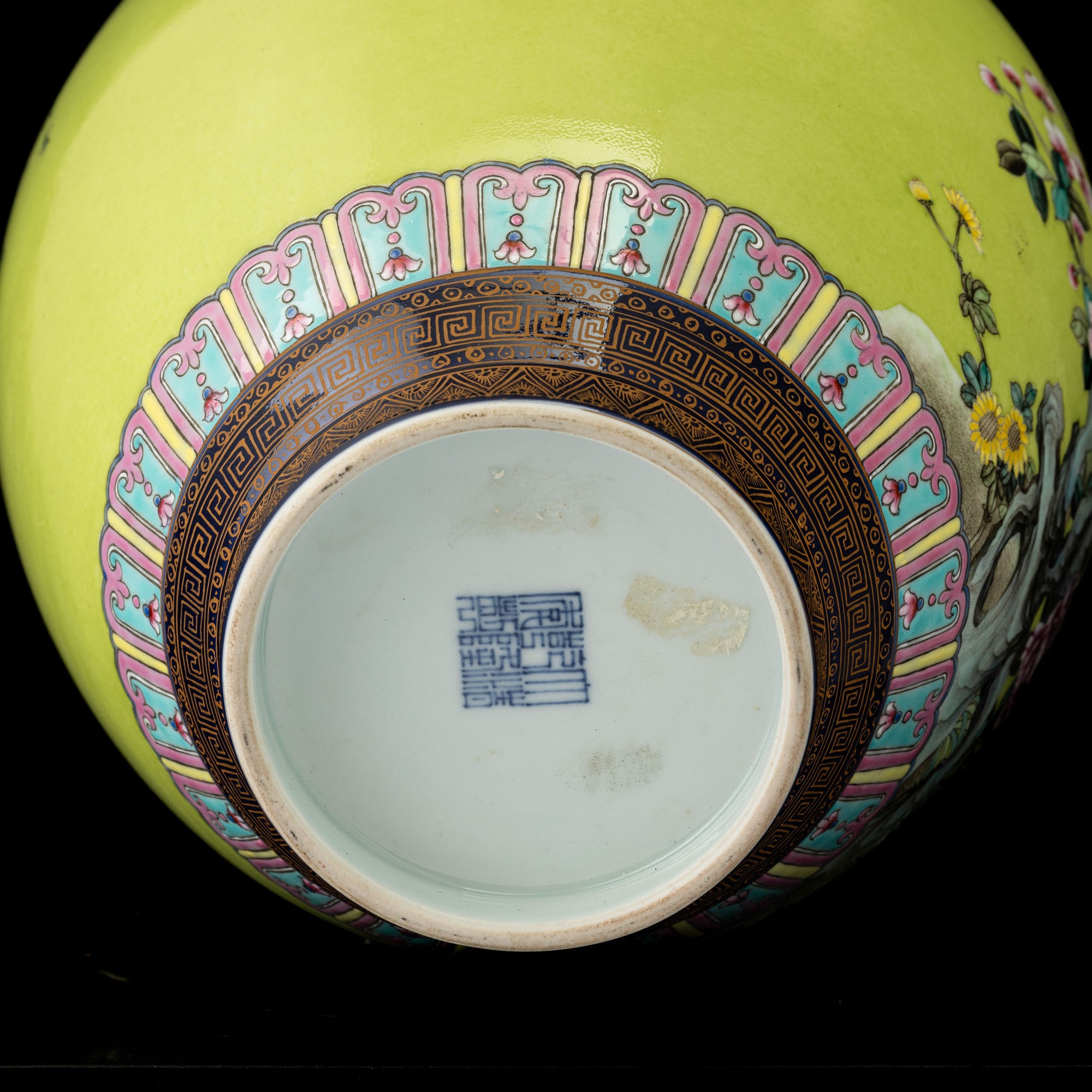 Vaso in porcellana Famiglia Rosa a soggetto naturalistico con fiori e volatili, Cina, XX secolo