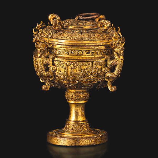 Rara coppa in bronzo dorato raffigurante animali mitologici con decori a rilievo in stile arcaico, Cina, Dinastia Qing, epoca Qianlong (1736-1796)