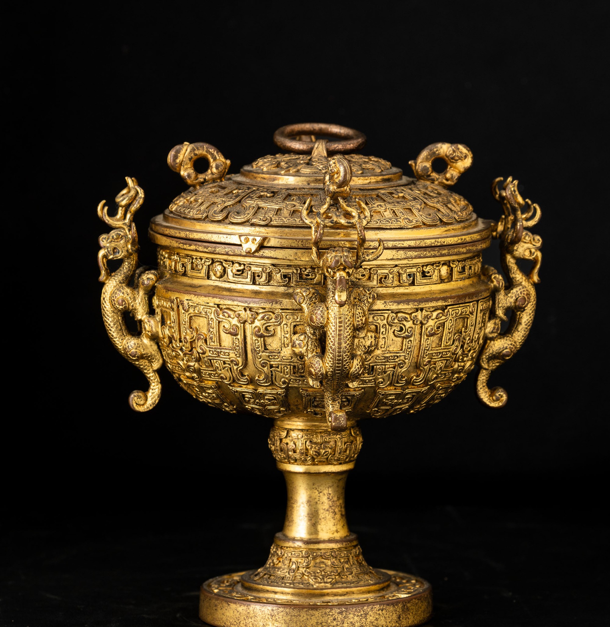 Cina, Dinastia Qing (Qianlong, 1736-1796), Coppa in bronzo dorato con animali mitologici a riliev...