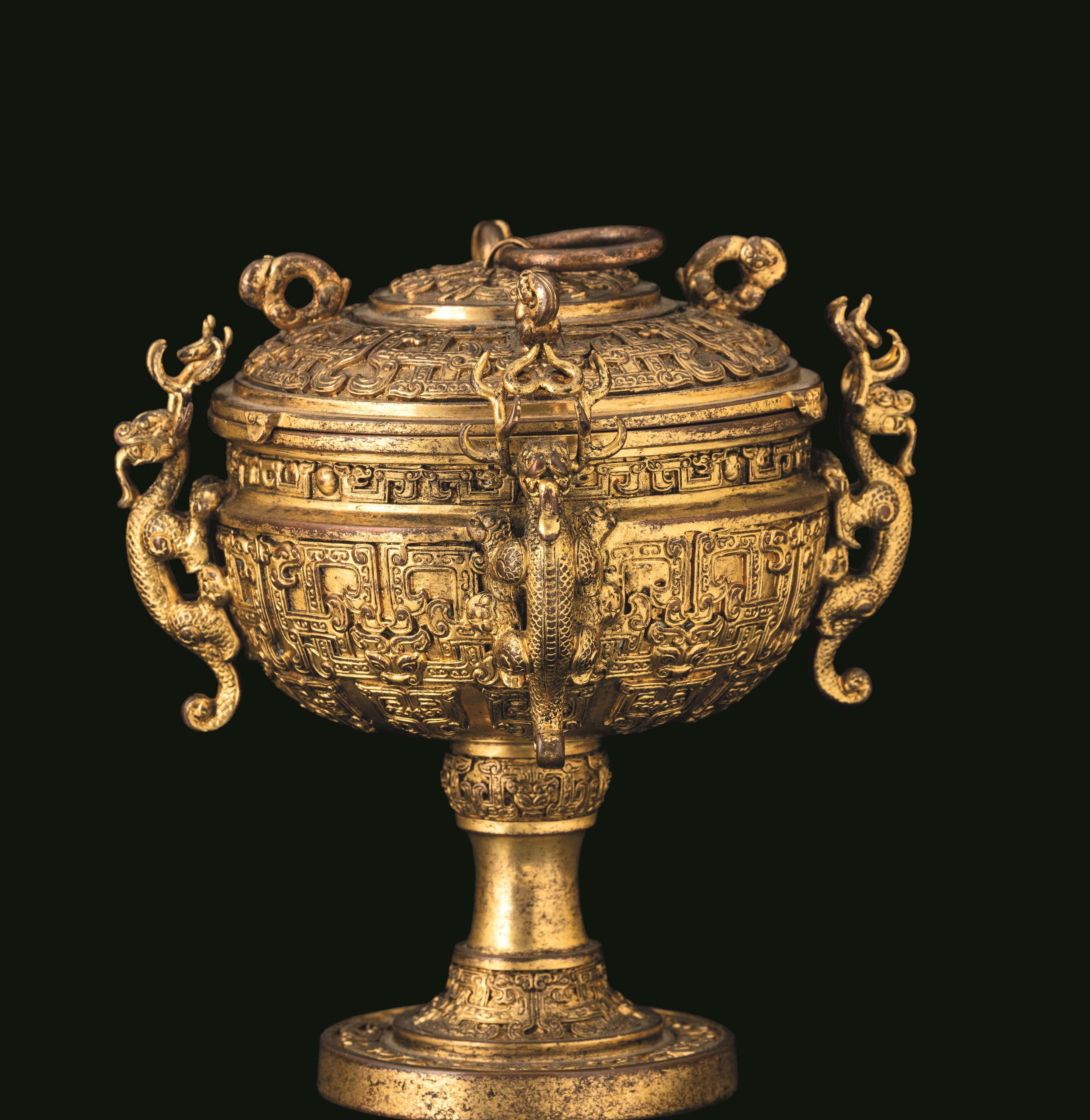 Cina, Dinastia Qing (Qianlong, 1736-1796), Coppa in bronzo dorato con animali mitologici a riliev...