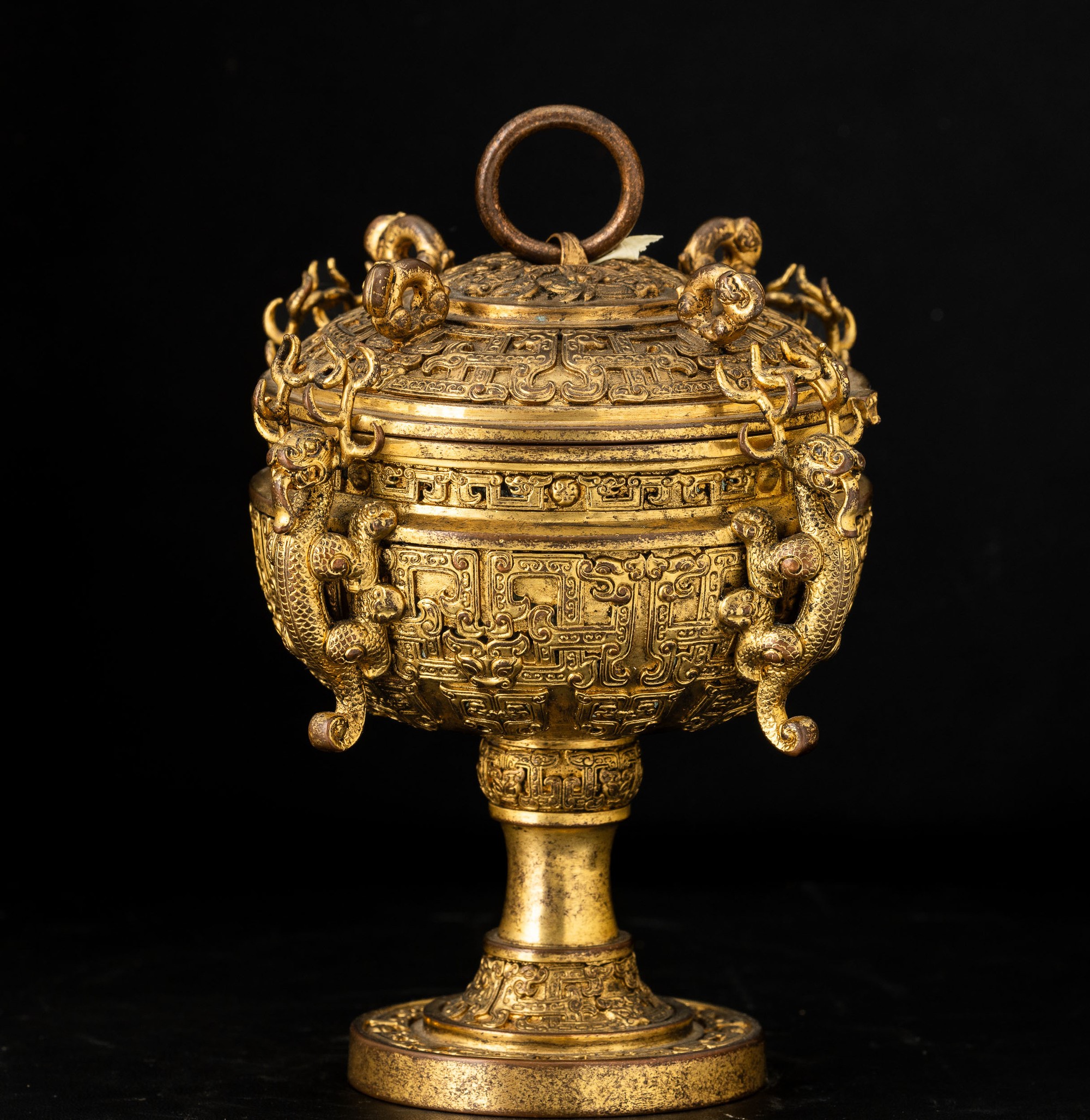 Cina, Dinastia Qing (Qianlong, 1736-1796), Coppa in bronzo dorato con animali mitologici a riliev...