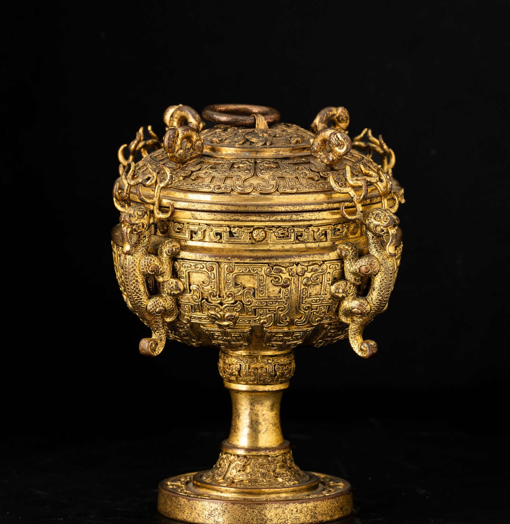 Cina, Dinastia Qing (Qianlong, 1736-1796), Coppa in bronzo dorato con animali mitologici a riliev...