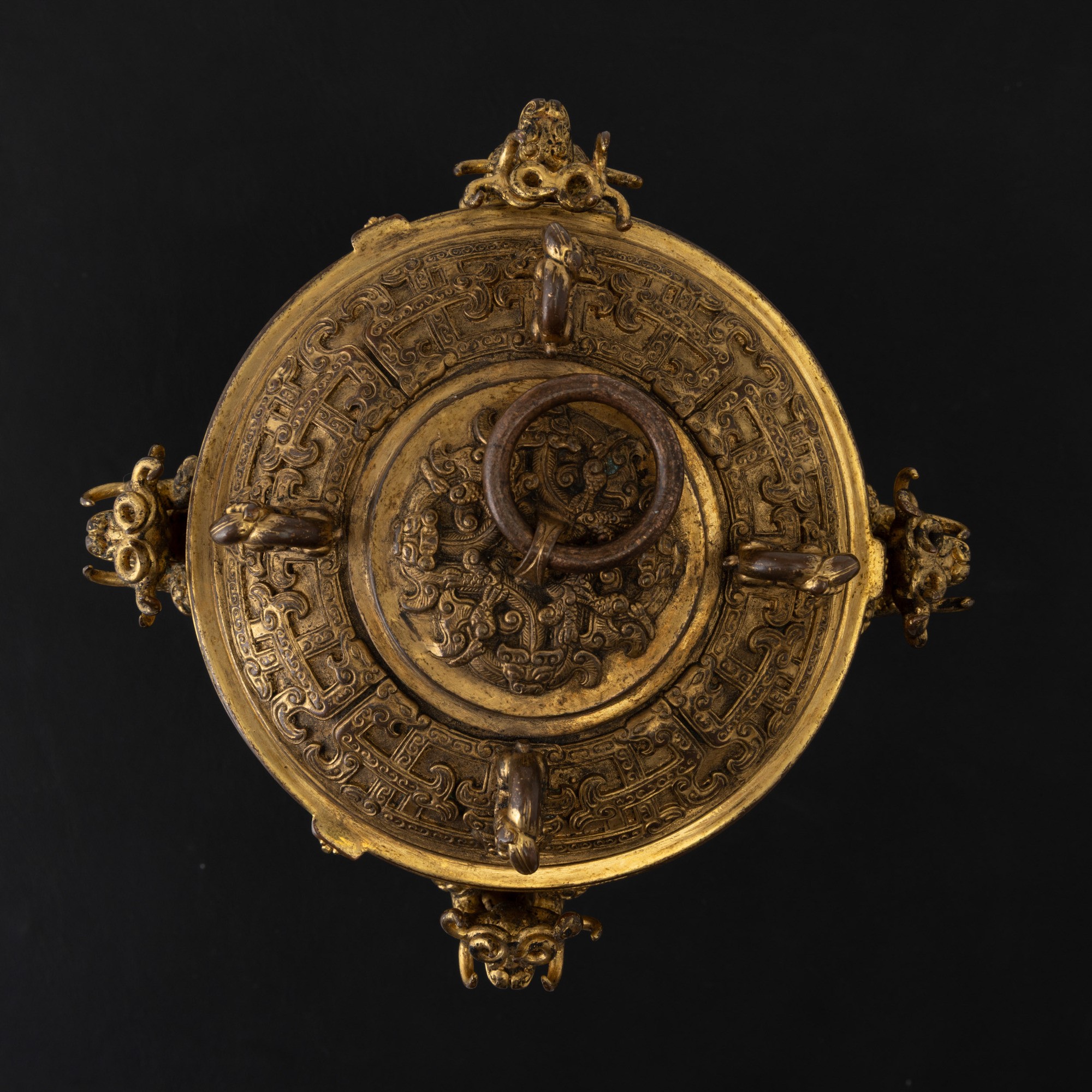 Cina, Dinastia Qing (Qianlong, 1736-1796), Coppa in bronzo dorato con animali mitologici a riliev...