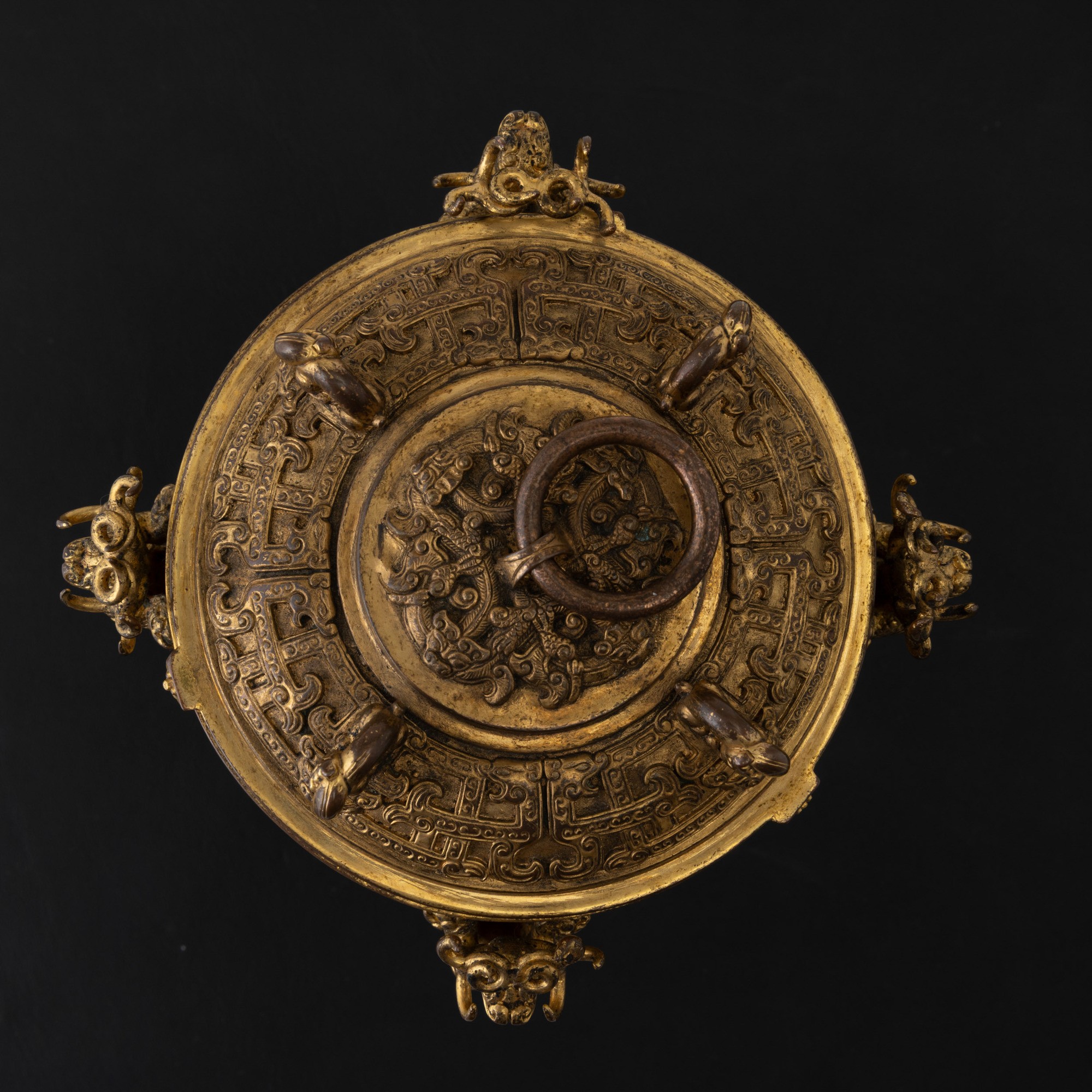 Cina, Dinastia Qing (Qianlong, 1736-1796), Coppa in bronzo dorato con animali mitologici a riliev...