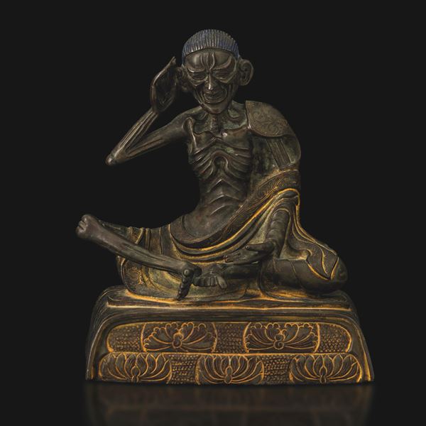 Figura di Arhat in bronzo con tracce di policromia e decori incisi, Thailandia, XIX secolo