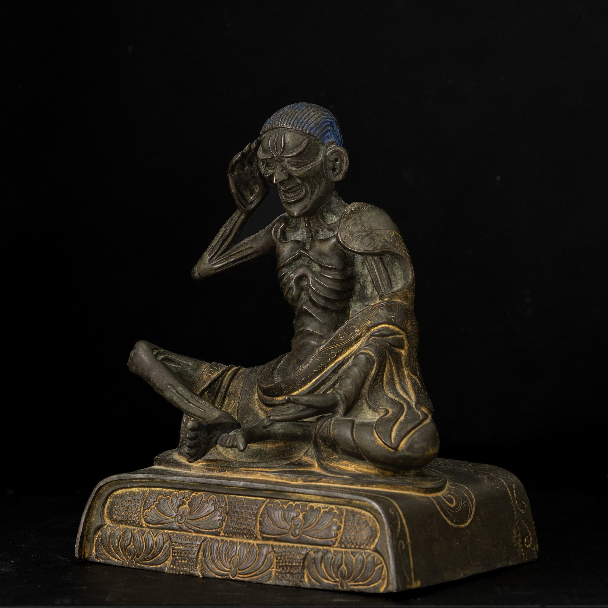Figura di Arhat, bronzo con tracce di policromia e decorazioni incise, Tibet, XVIII secolo