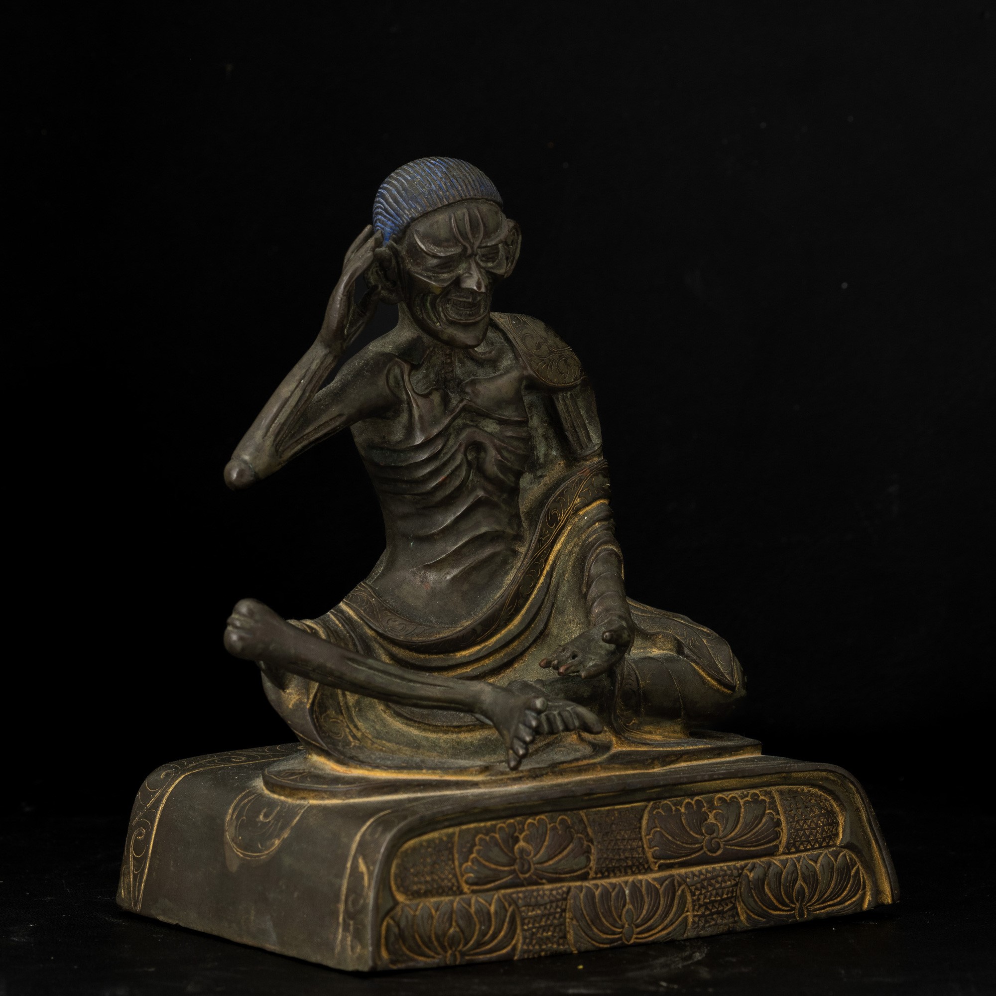 Figura di Arhat, bronzo con tracce di policromia e decorazioni incise, Tibet, XVIII secolo