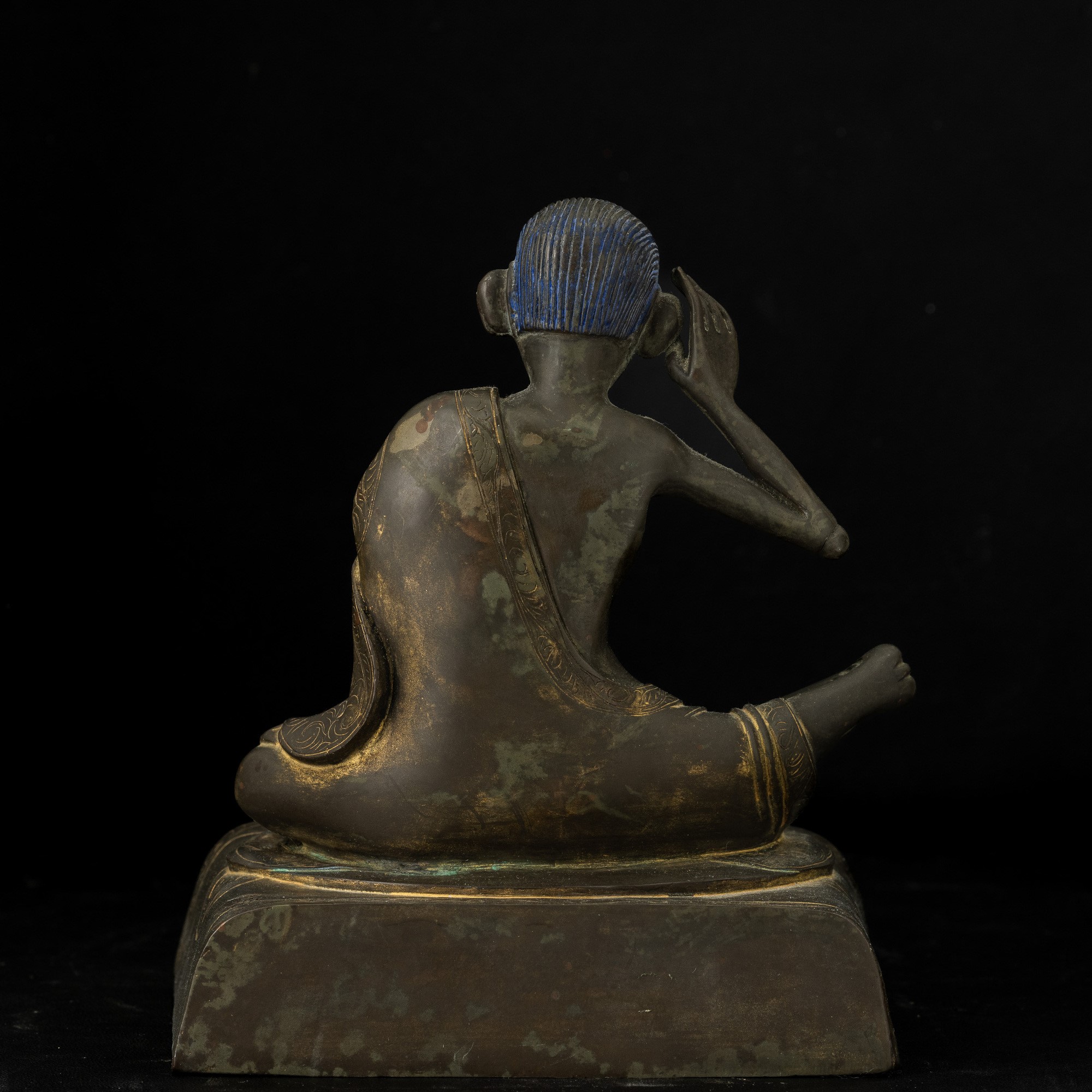 Figura di Arhat, bronzo con tracce di policromia e decorazioni incise, Tibet, XVIII secolo