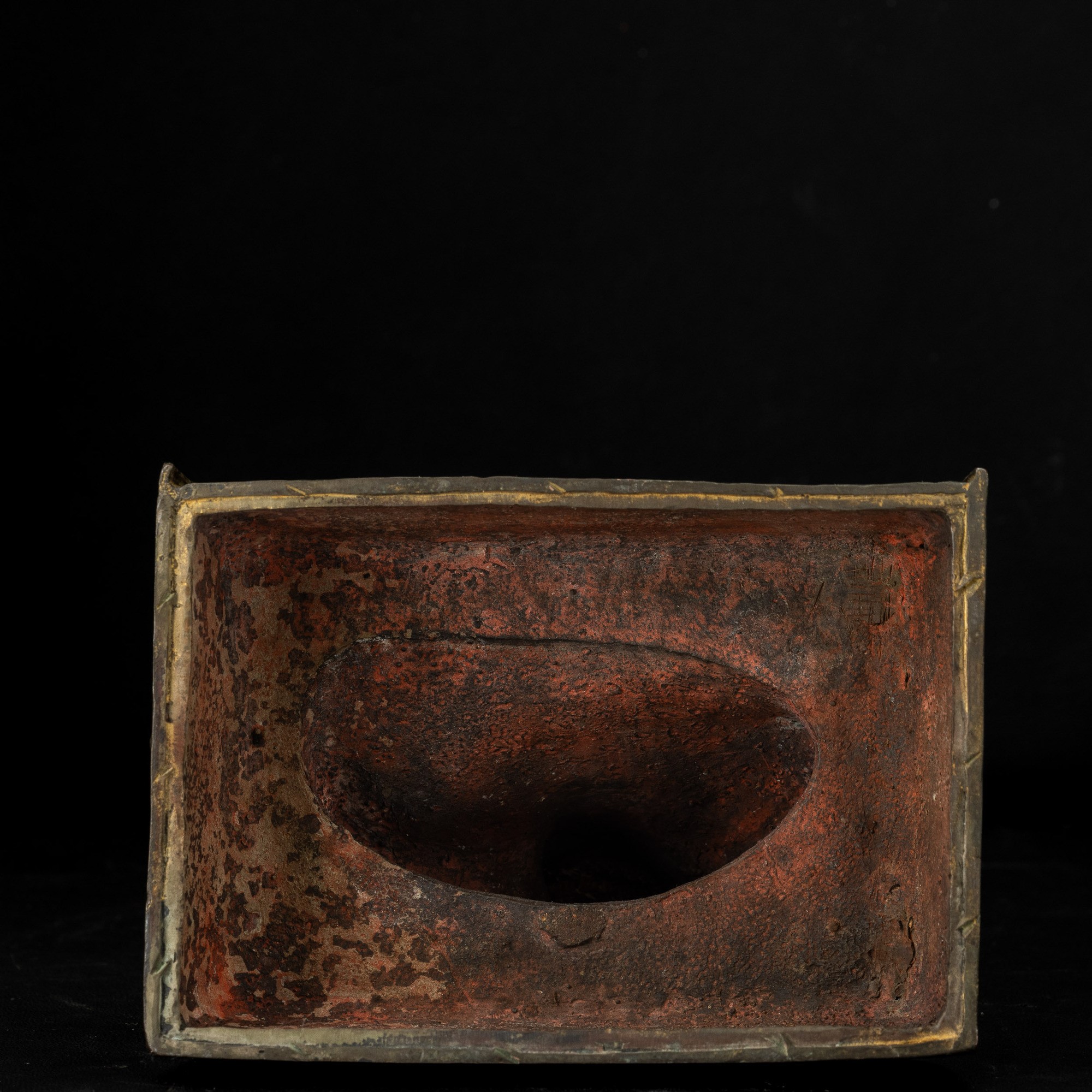 Figura di Arhat, bronzo con tracce di policromia e decorazioni incise, Tibet, XVIII secolo