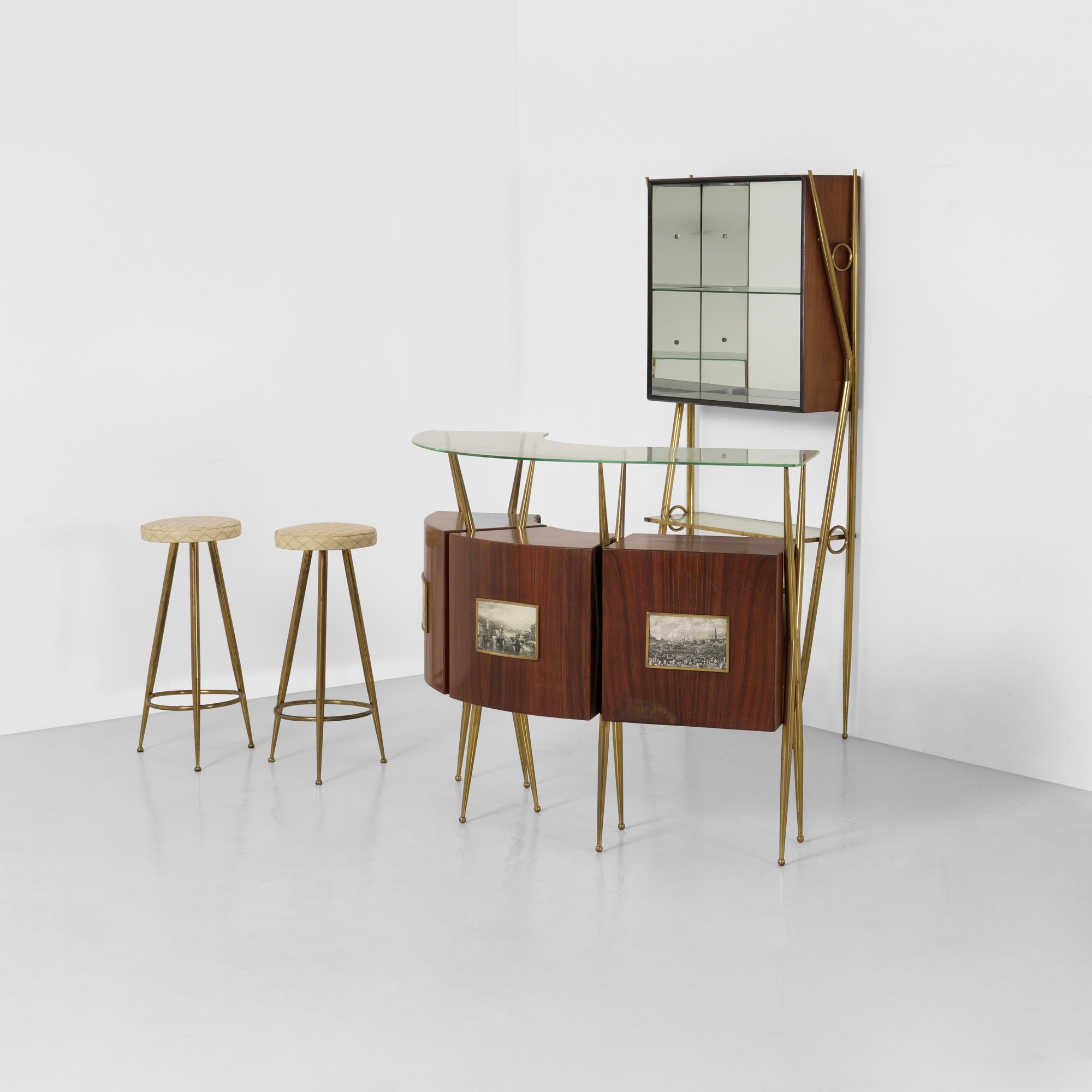Italia, Mobile bar con due sgabelli, struttura in legno e sostegni in ottone con piani in vetro e...