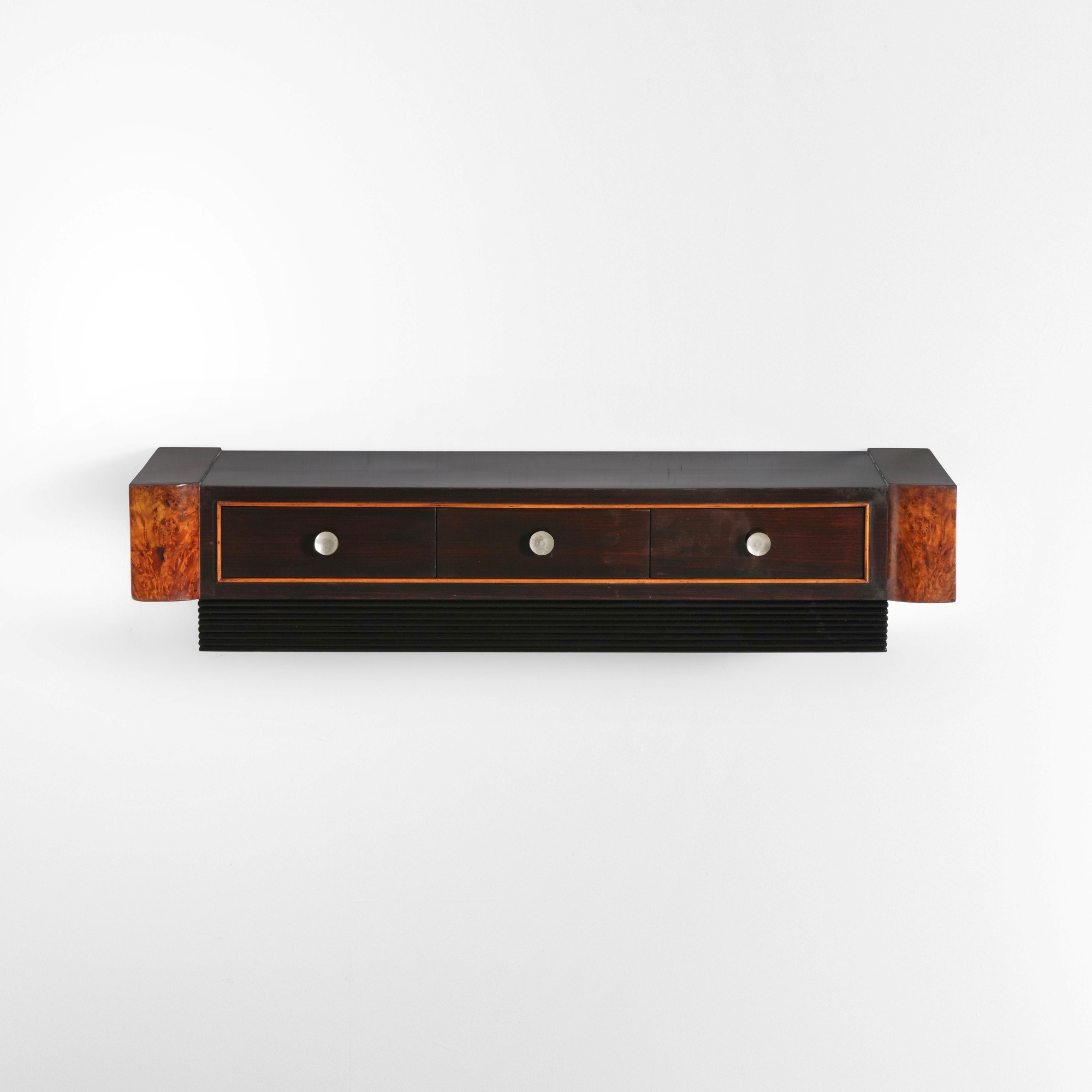 Console da parete, struttura in legno ebanizzato con impiallacciatura di radica, maniglie in meta...