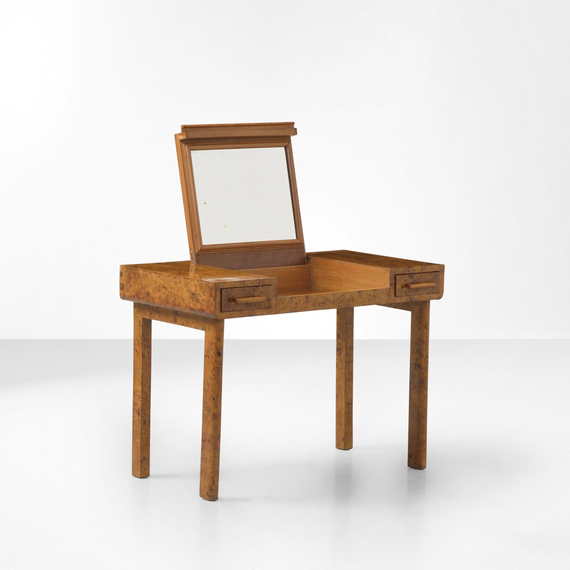 Coiffeuse, struttura in legno e impiallacciatura di radica, produzione italiana, ca. 1940