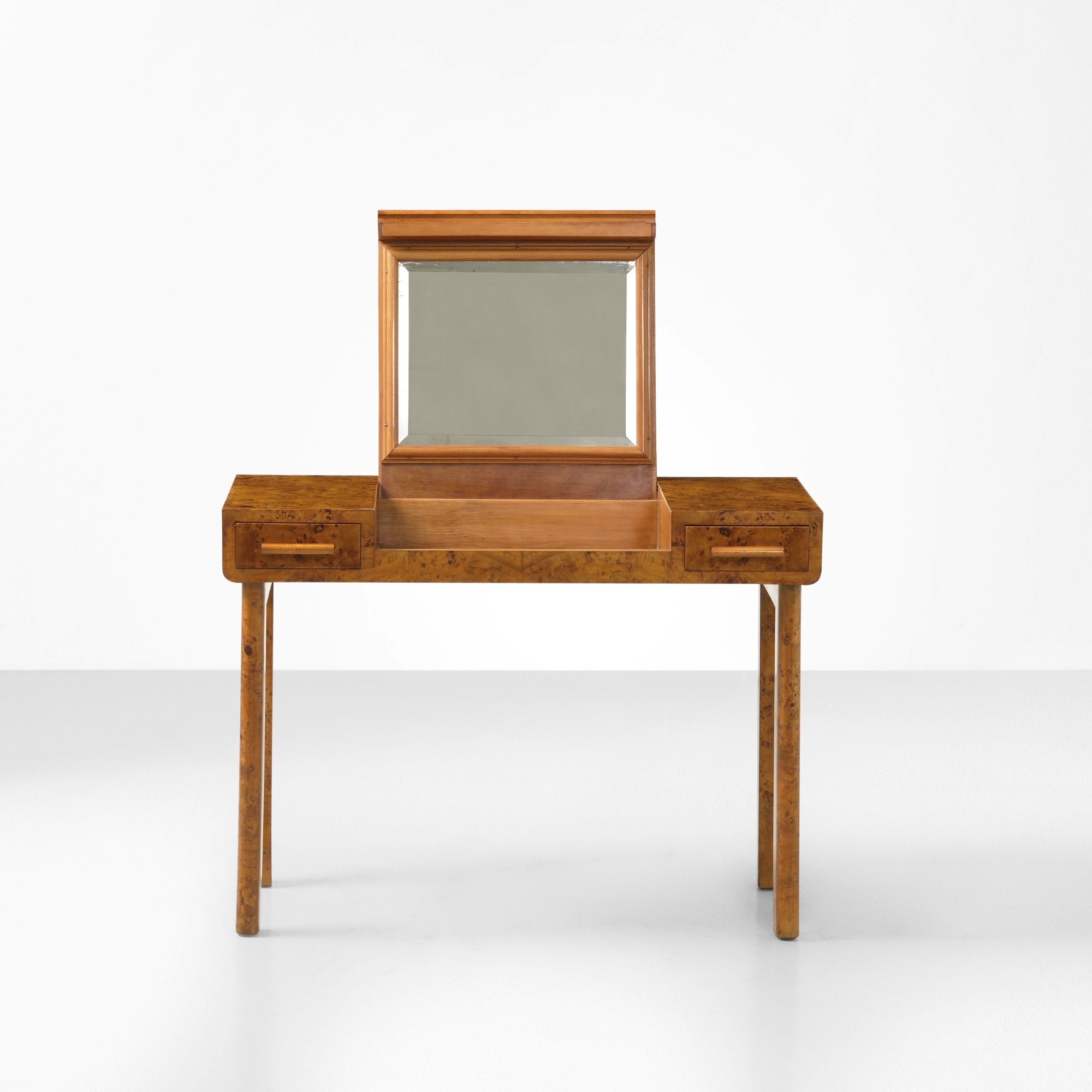Coiffeuse, struttura in legno e impiallacciatura di radica, produzione italiana, ca. 1940