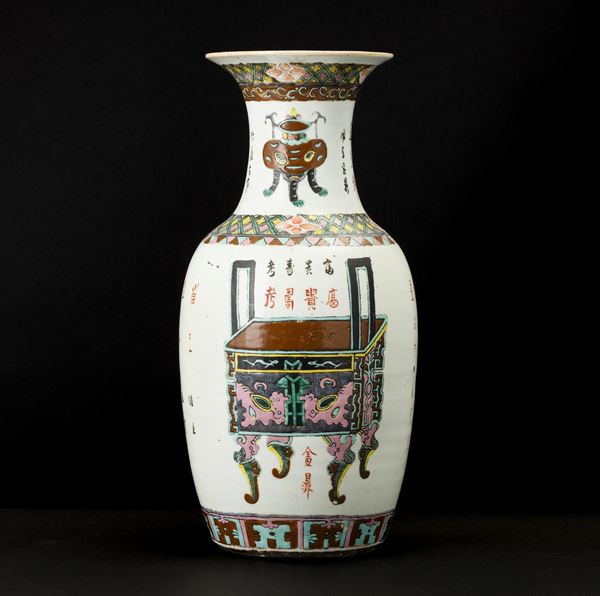 Vaso in porcellana Famiglia Rosa raffigurante incensiere, Cina, Dinastia Qing, Repubblica
