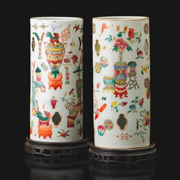 Coppia di porta-cappelli in porcellana Famiglia Rosa traforati, Cina, Dinastia Qing, XIX secolo