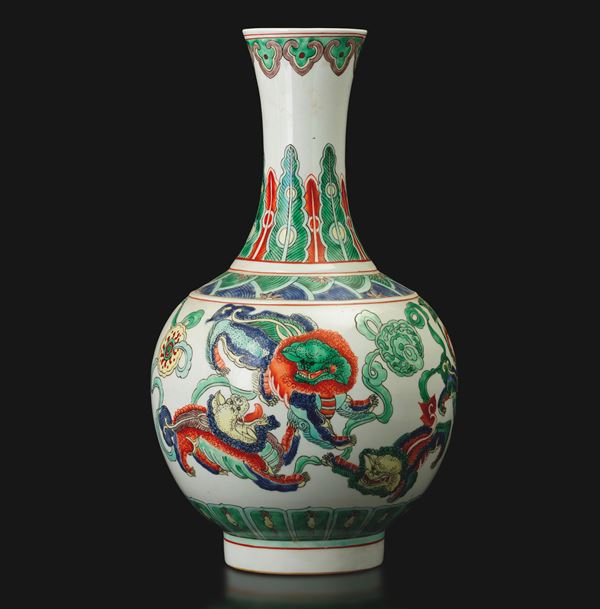 Vaso in porcellana Famiglia Verde raffigurante Cani di Pho e ruyi con decori a motivi geometrici, XX secolo