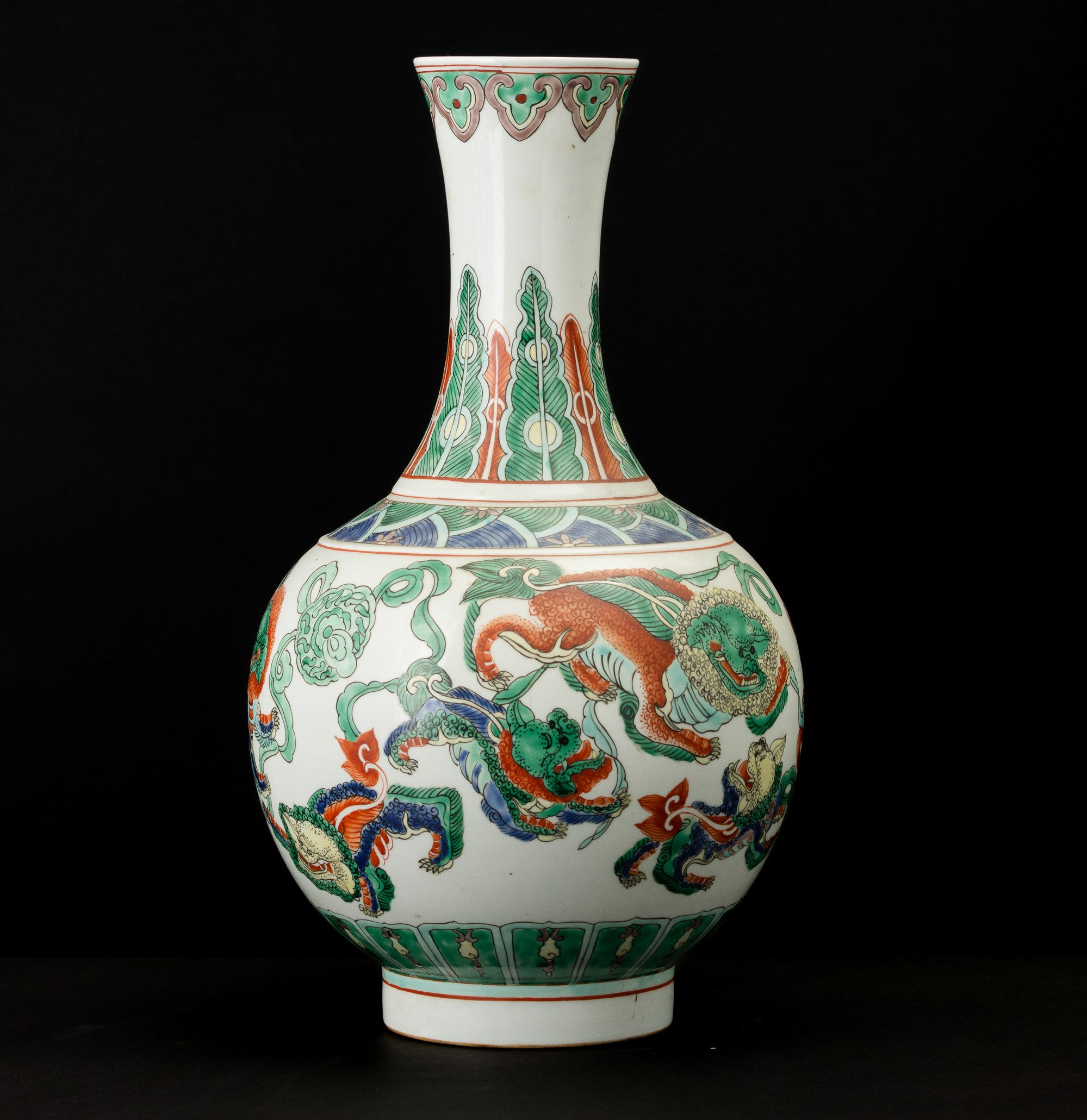 Vaso in porcellana, Famiglia Verde, Cani di Pho e ruyi, decorazione geometrica, XX secolo