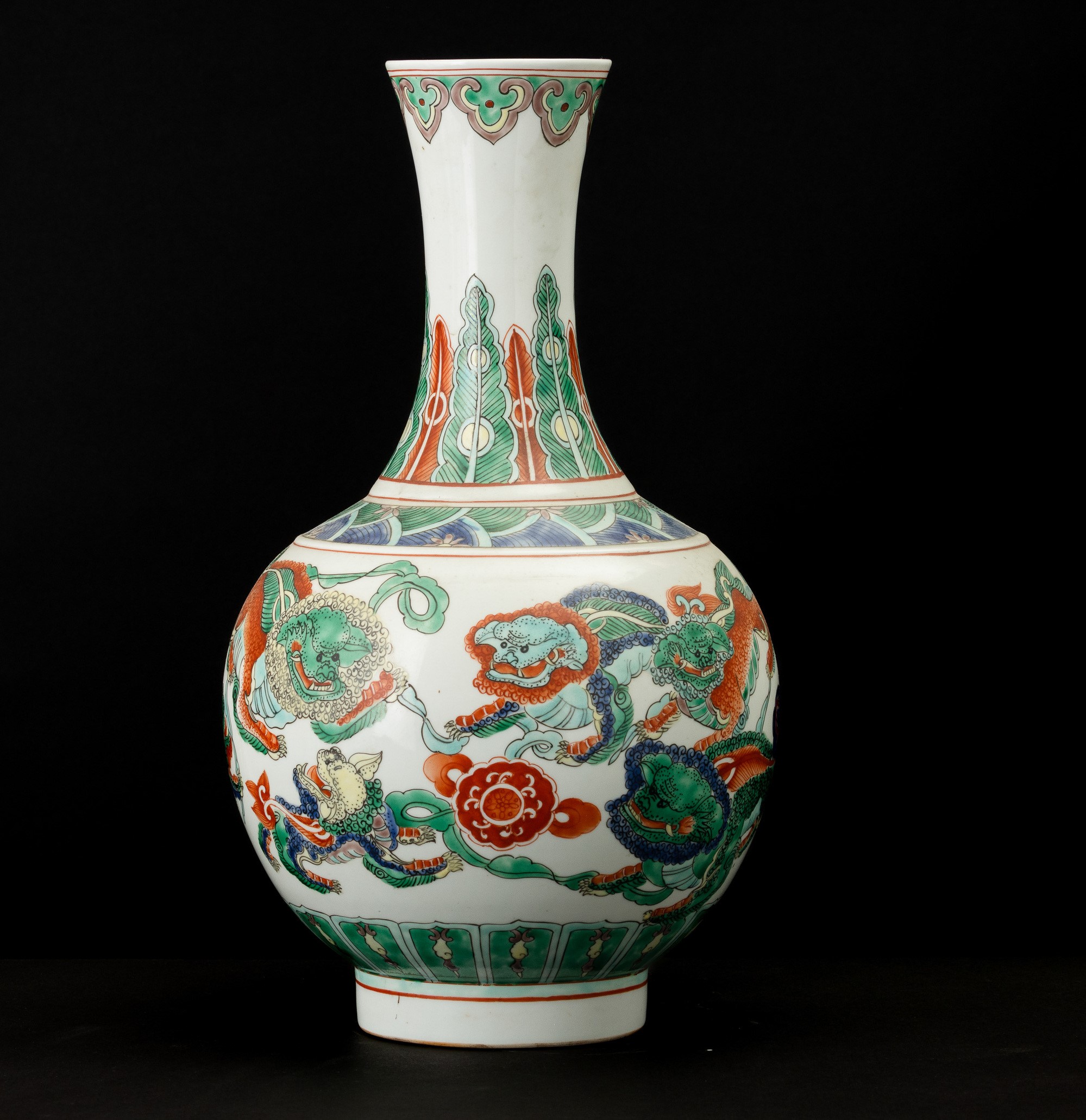 Vaso in porcellana, Famiglia Verde, Cani di Pho e ruyi, decorazione geometrica, XX secolo