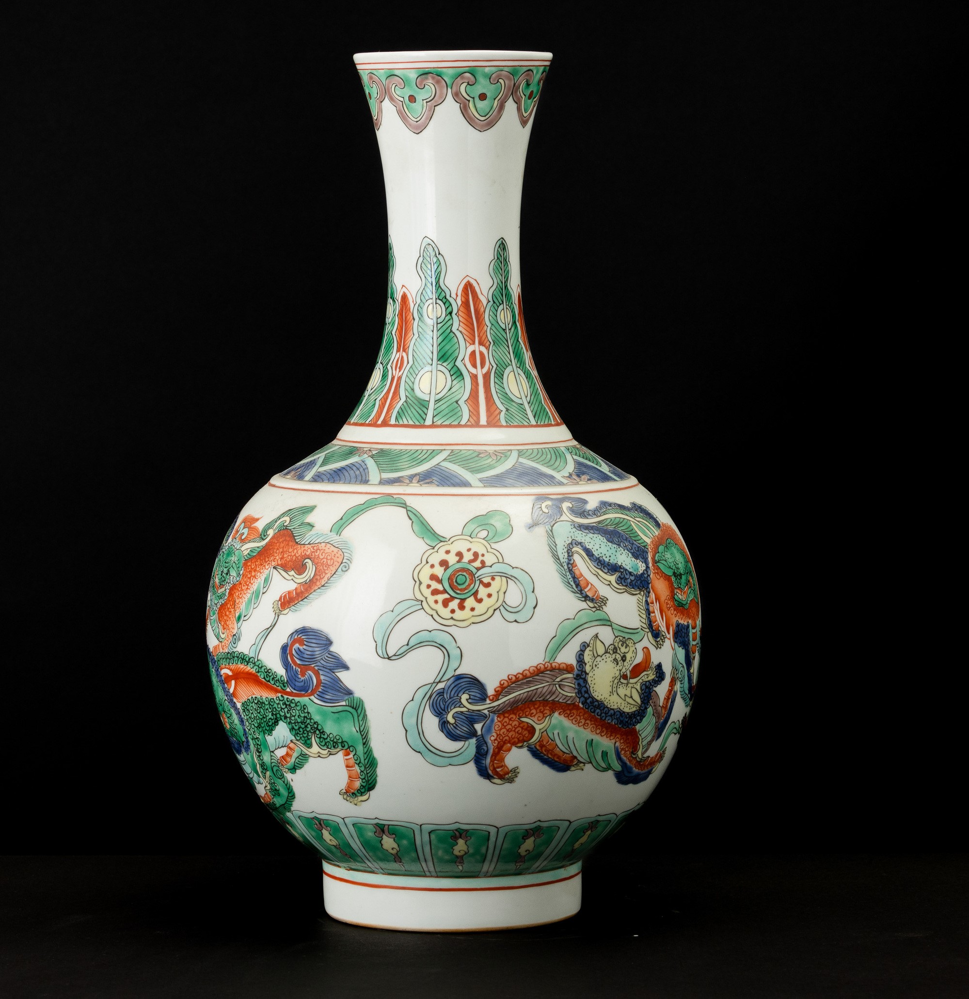 Vaso in porcellana, Famiglia Verde, Cani di Pho e ruyi, decorazione geometrica, XX secolo