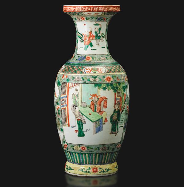 Vaso in porcellana Famiglia Verde raffigurante scene di vita comune entro riserve, decori Leiwen e floreali, Cina, Dinastia Qing, XIX secolo