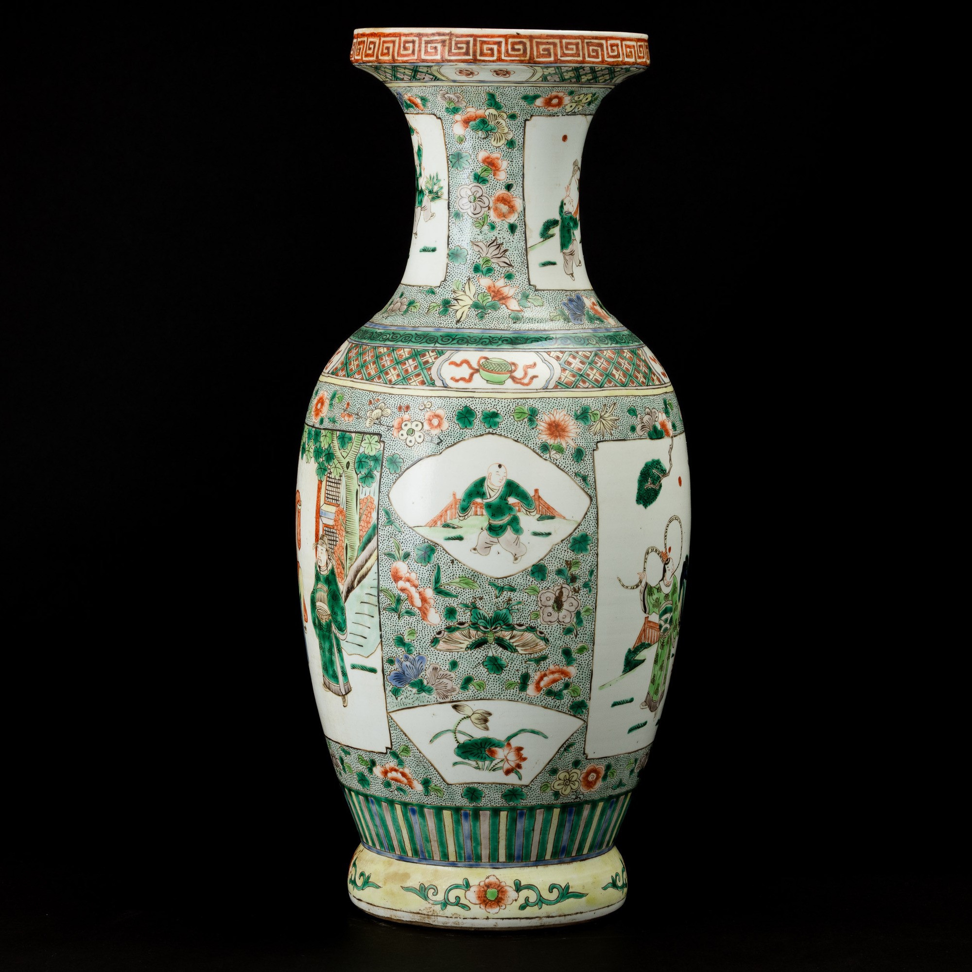 Cina, Dinastia Qing, Vaso in porcellana della Famiglia Verde con scene di vita comune e decori fl...