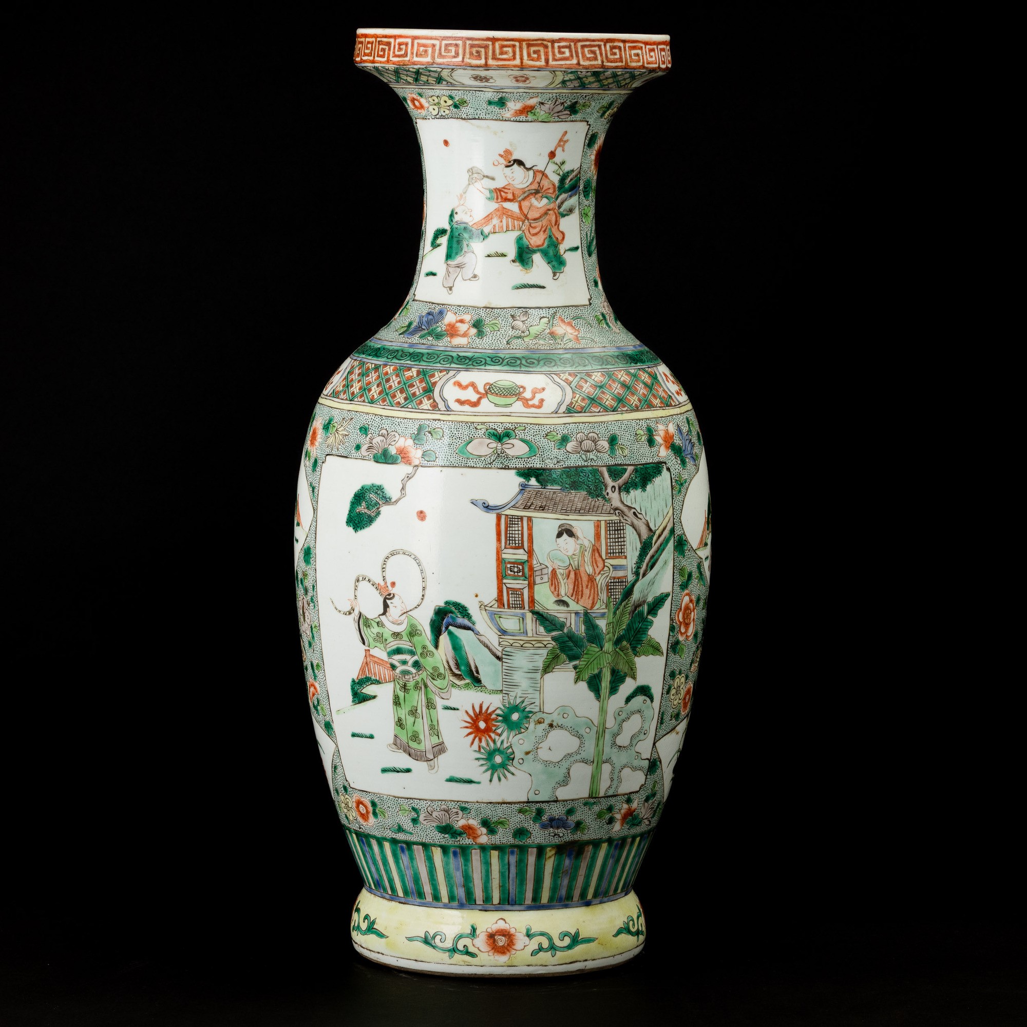 Cina, Dinastia Qing, Vaso in porcellana della Famiglia Verde con scene di vita comune e decori fl...