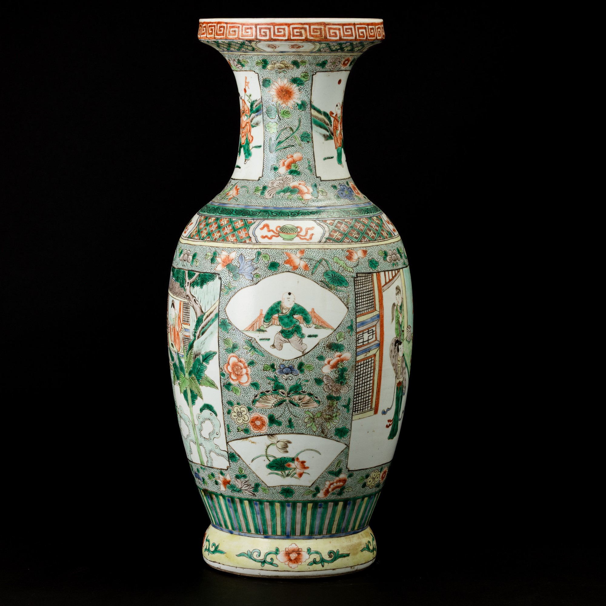 Cina, Dinastia Qing, Vaso in porcellana della Famiglia Verde con scene di vita comune e decori fl...