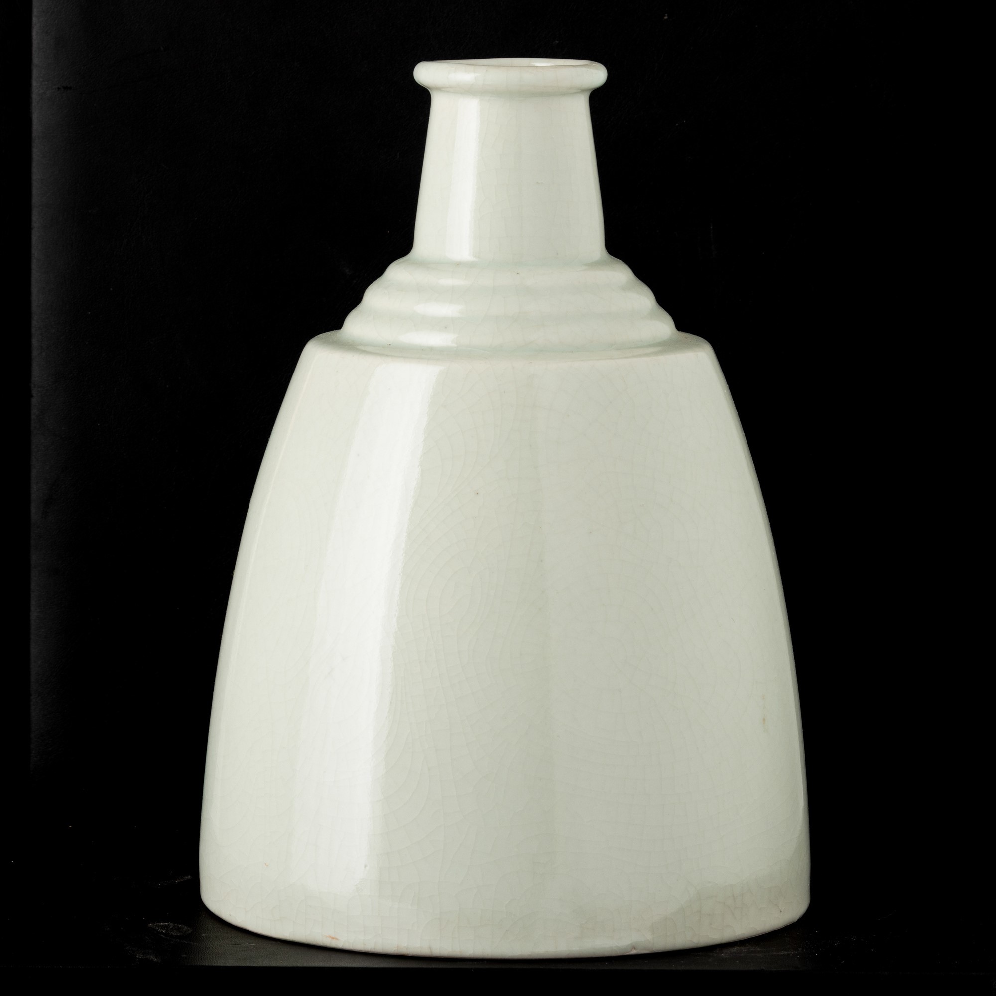 Cina, Vaso in porcellana a fondo celadon