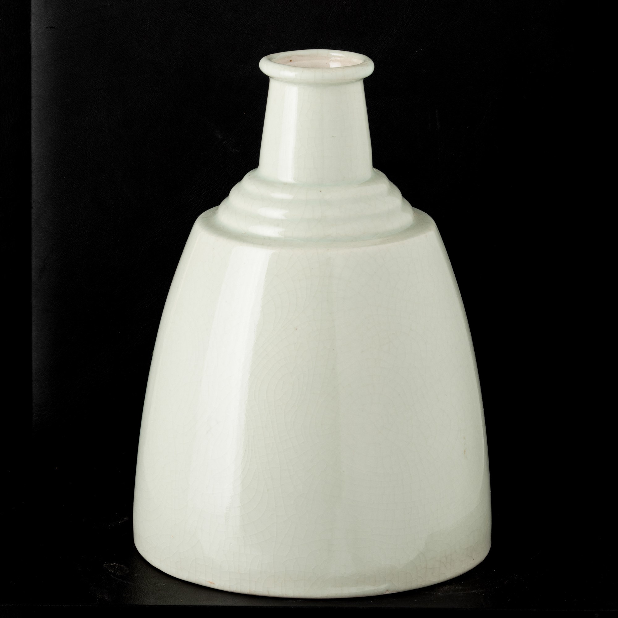 Cina, Vaso in porcellana a fondo celadon
